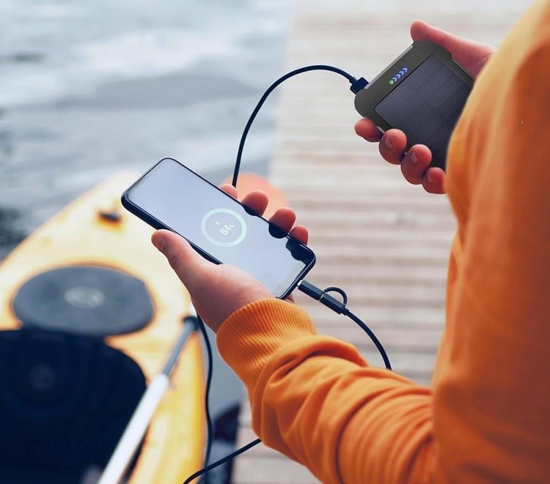 استفاده از پاوربانک در کنار دریا؛ منبع عکس: وب سایت Amazon.in. عکاس: نامشخص