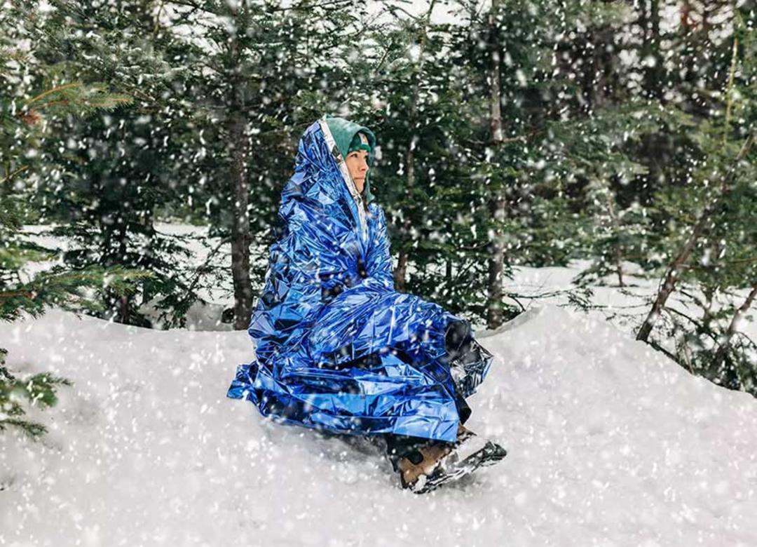 استفاده از پتوی نجات هنگام بارش برف؛ منبع عکس: dagmioutdoors.com؛ عکاس: نامشخص