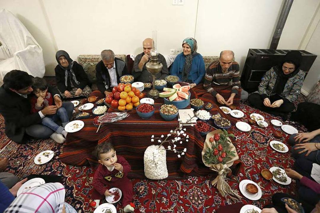 دورهمی خانواده ها در شب یلدا؛ منبع عکس: ich.unesco.org؛ عکاس: پوریا پاکیزه