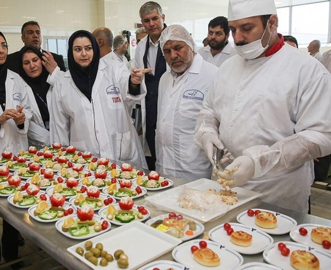 تهیه غذا در آشپزخانه ایران ایر. منبع: سایت ویکی‌مدیا. عکاس: محسن عطایی
