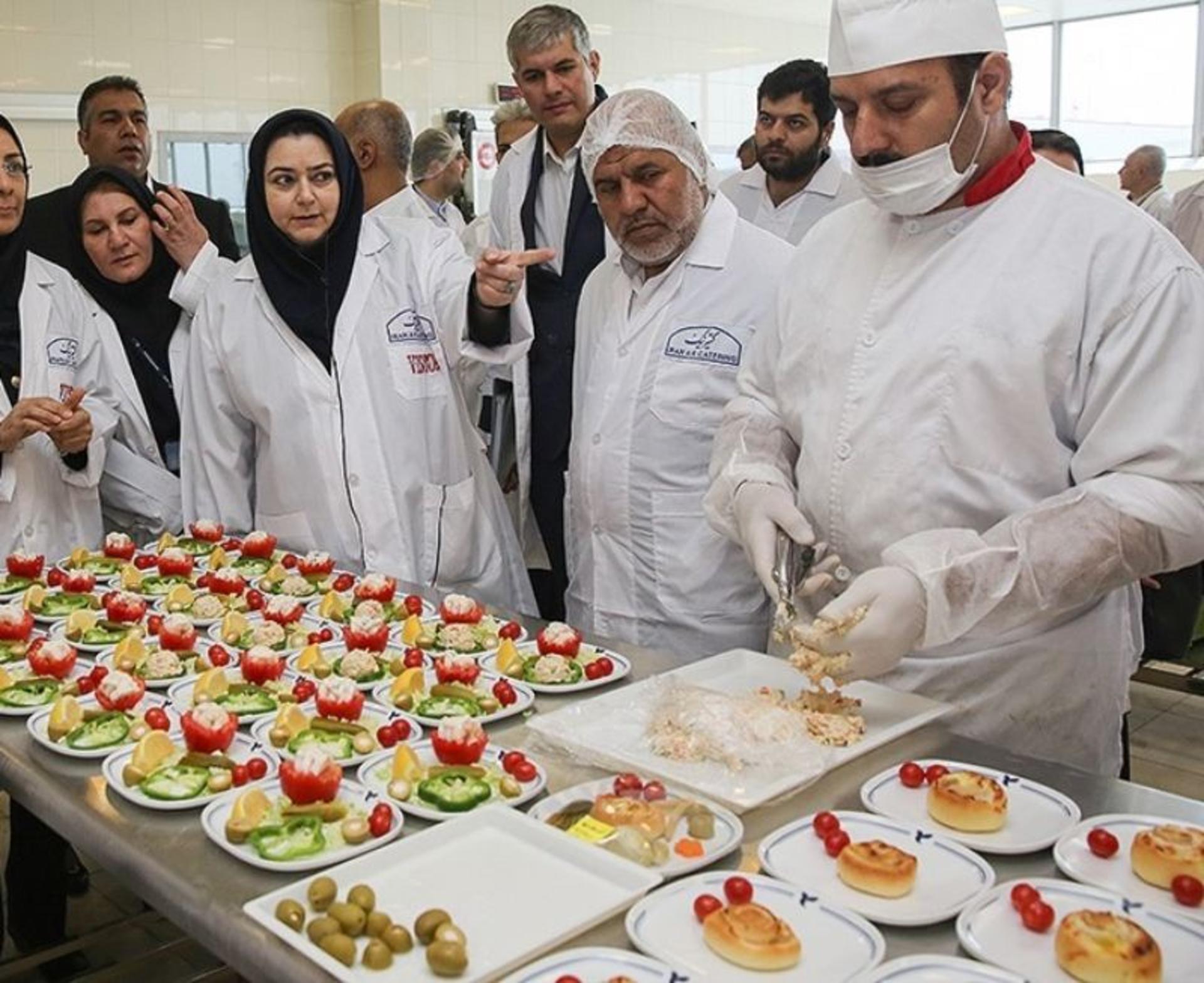 تهیه غذا در آشپزخانه ایران ایر. منبع: سایت ویکی‌مدیا. عکاس: محسن عطایی