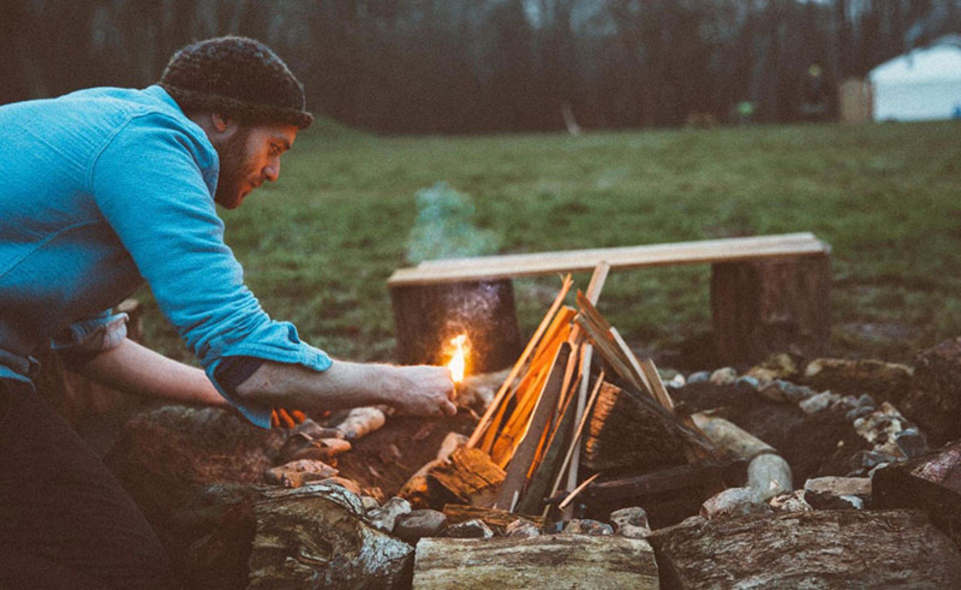 ایجاد آتش در محیط امن و از پیش آماده شده؛ منبع عکس:roundthewoods.co.uk؛ عکاس: نامشخص