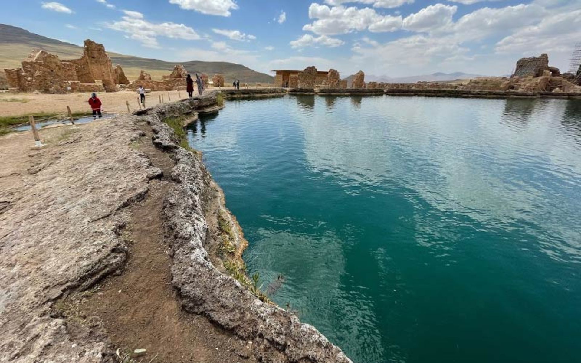 دریاچه تخت سلیمات تکاب، منبع عکس: گوگل مپ، عکاس:  Aala Moosavi