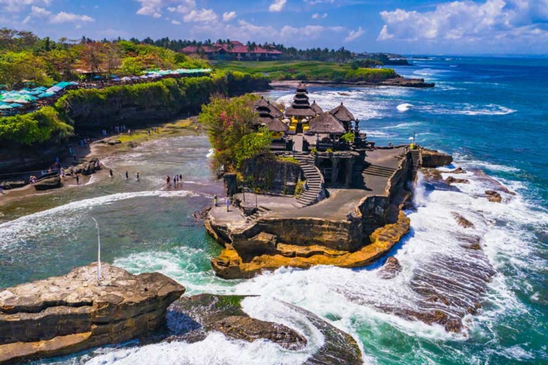 معبد تاناه لوت بالی در دریا؛ منبع عکس: وب سایت come2indonesia.com؛ عکاس: نامشخص