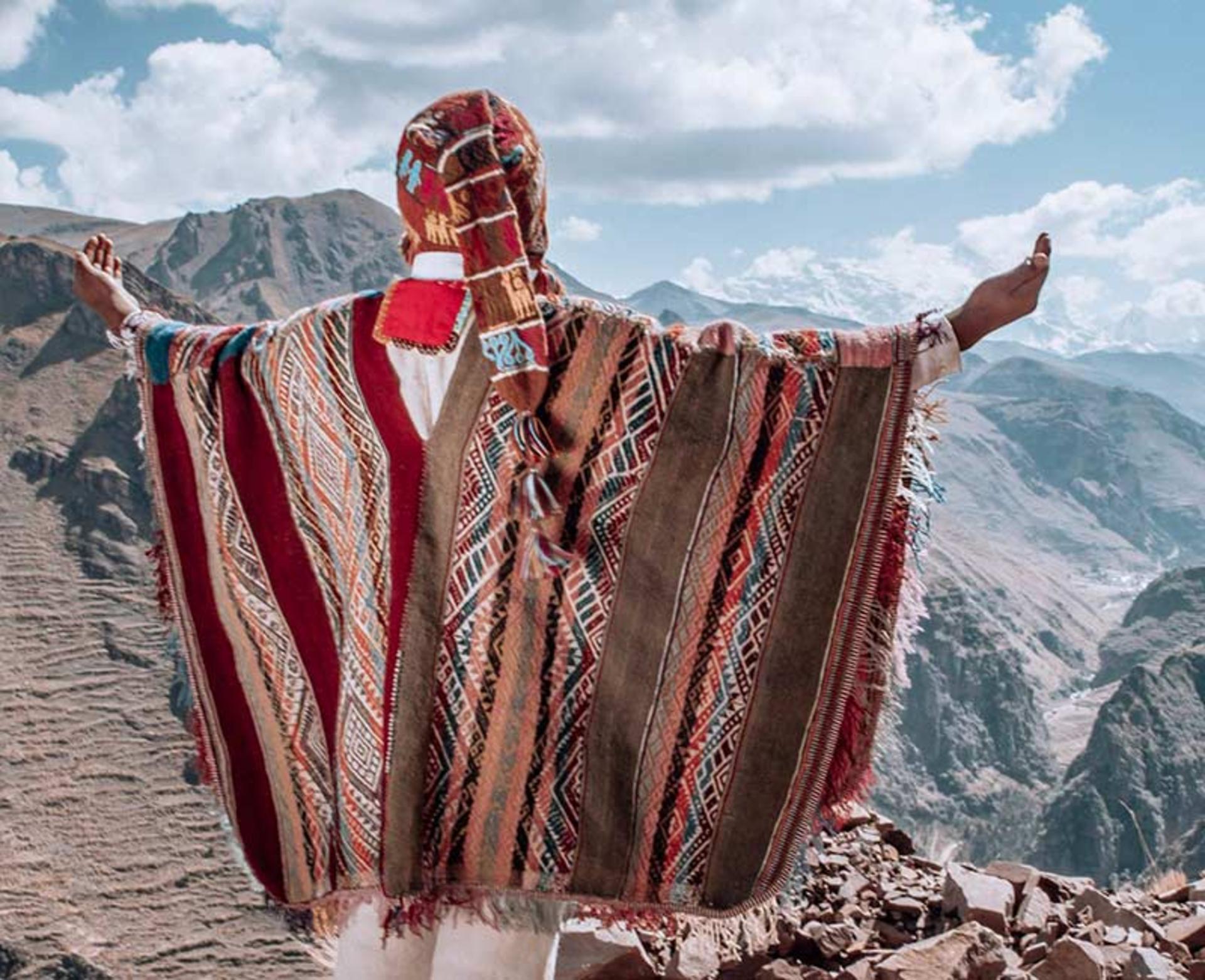 پانچو به عنوان لباس سنتی آمریکای لاتین؛ منبع عکس: shop.aracari.com؛ عکاس: نامشخص