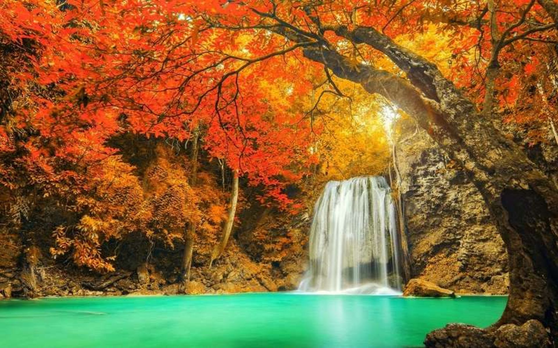 یکی از آبشارهای تایلند در پاییز؛ منبع عکس: وب سایت BestPrice Travel. عکاس: نامشخص