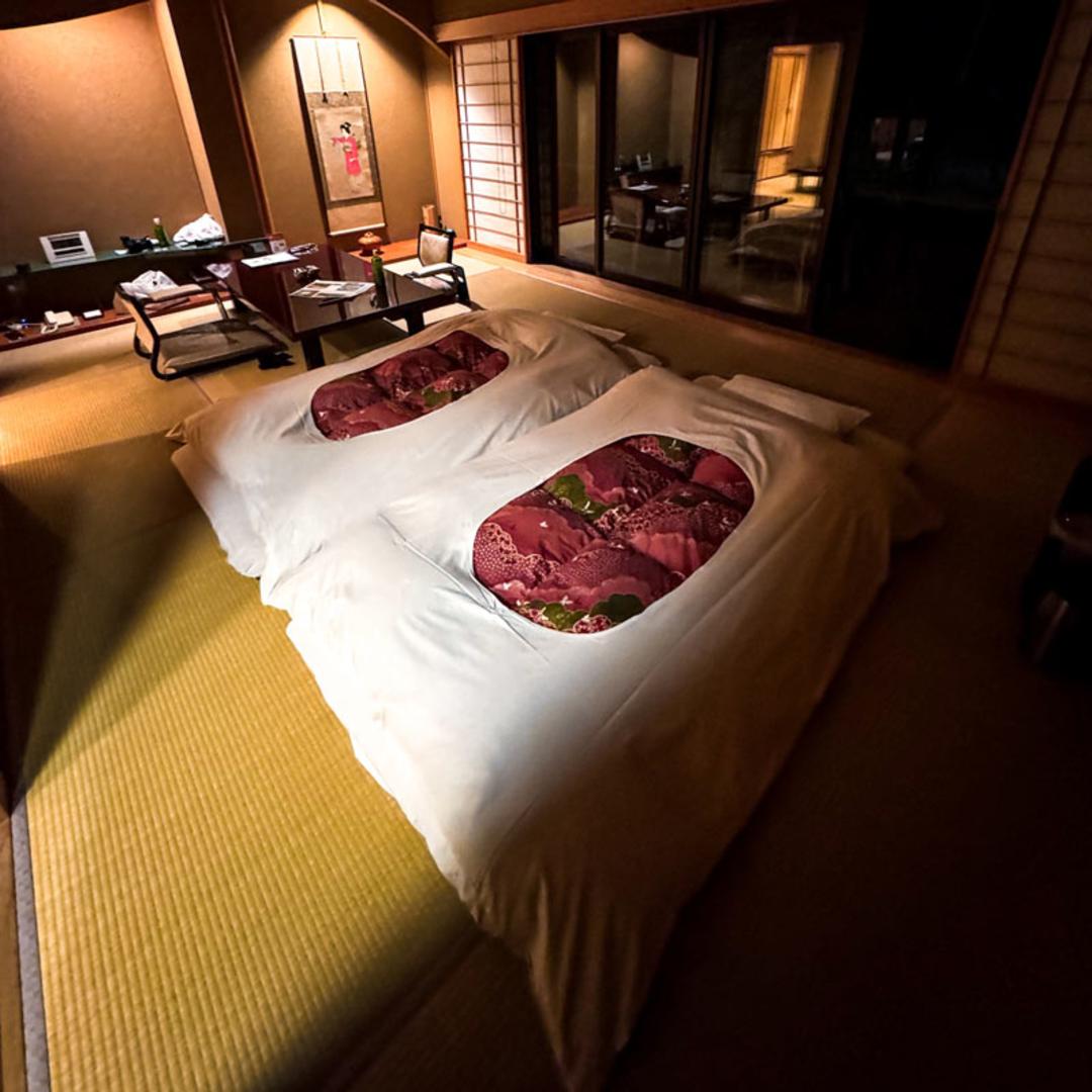 تشک ها درون اتاق هتل نیشیاما اونسن کیونکان ژاپن؛ منبع عکس: Skies & Suites