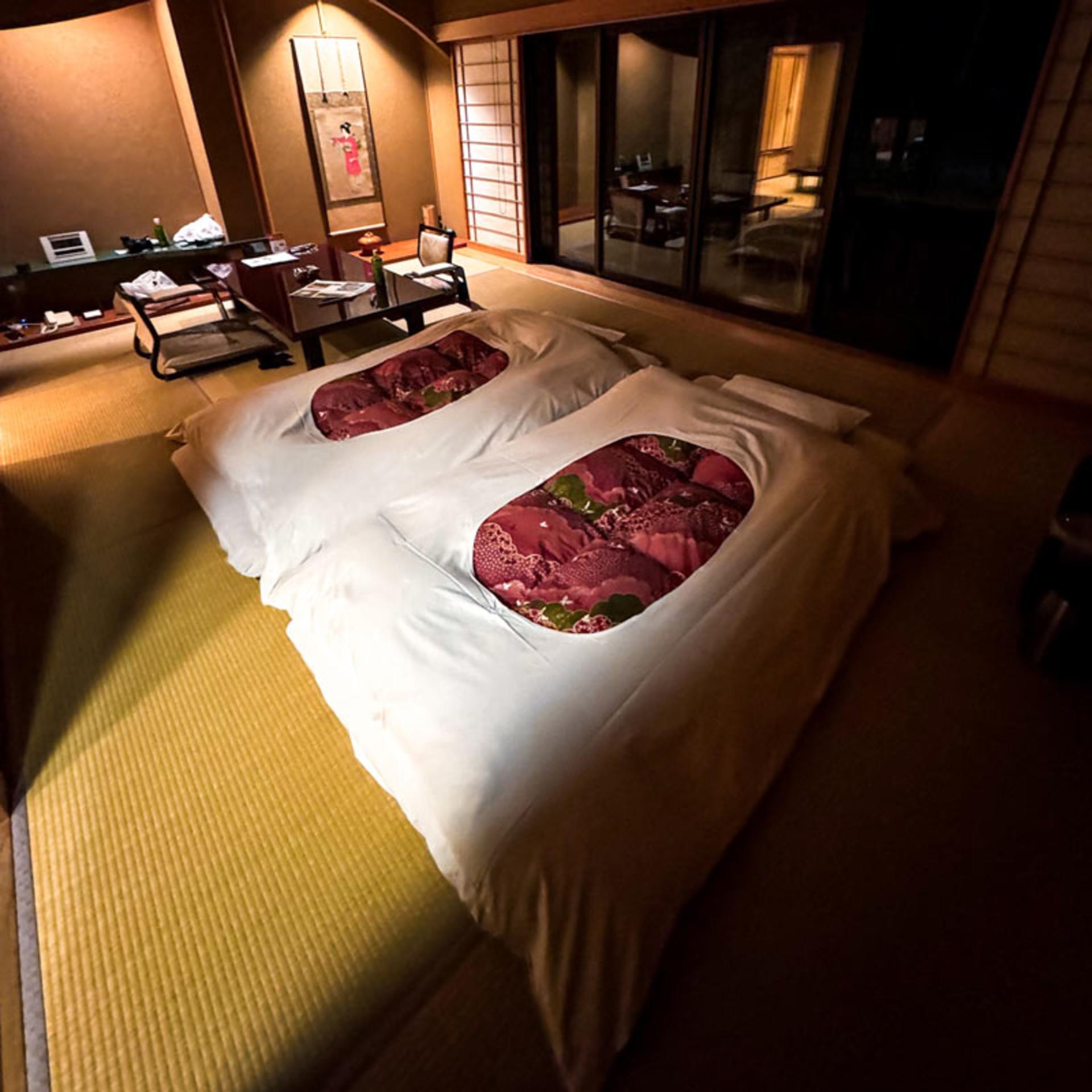 تشک ها درون اتاق هتل نیشیاما اونسن کیونکان ژاپن؛ منبع عکس: Skies & Suites