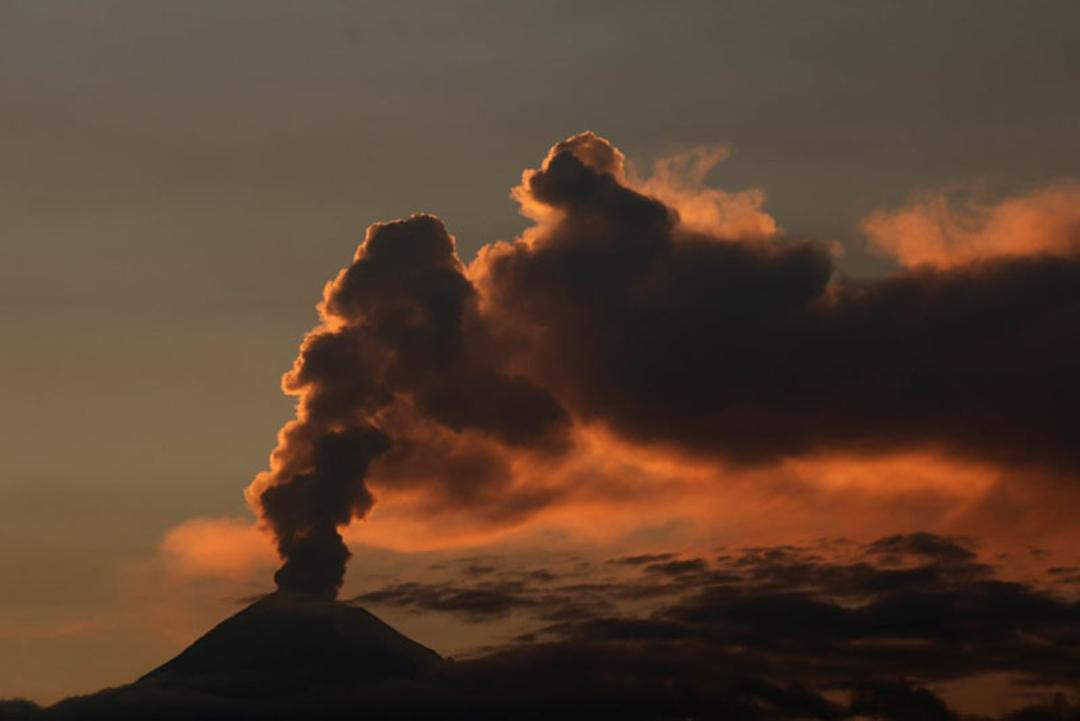 پرتاب دود و خاکستر از آتشفشان Popocatépetl در مکزیک؛ منبع عکس: theguardian؛ نام عکاس: Imelda Medina