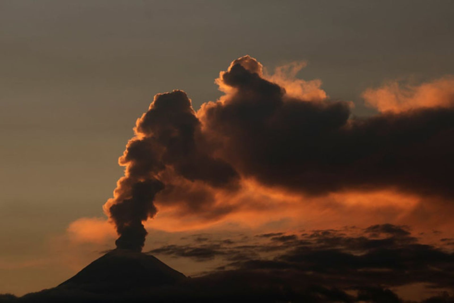 پرتاب دود و خاکستر از آتشفشان Popocatépetl در مکزیک؛ منبع عکس: theguardian؛ نام عکاس: Imelda Medina