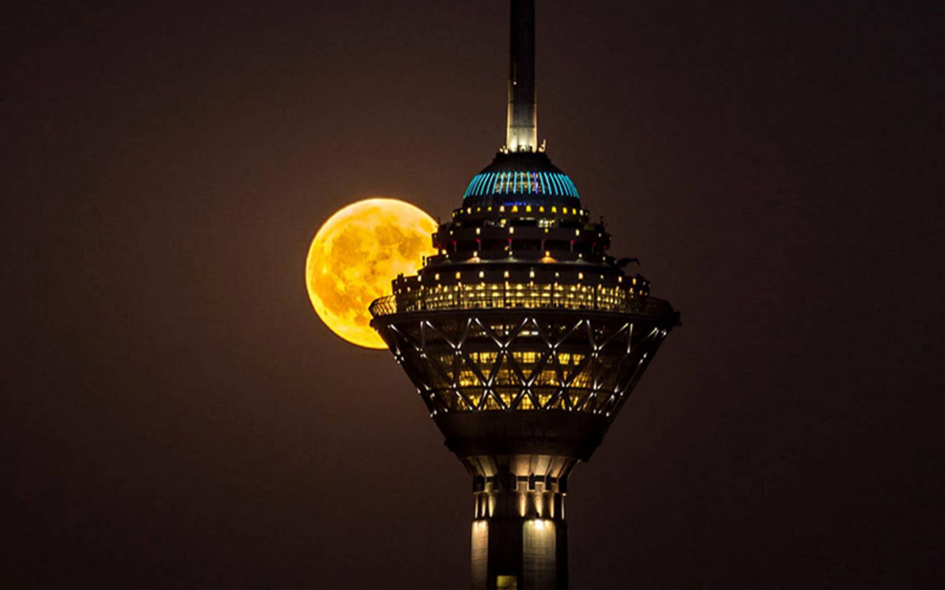 برج میلاد تهران در شب، منبع عکس: loginbrands.com، عکاس: نامشخص
