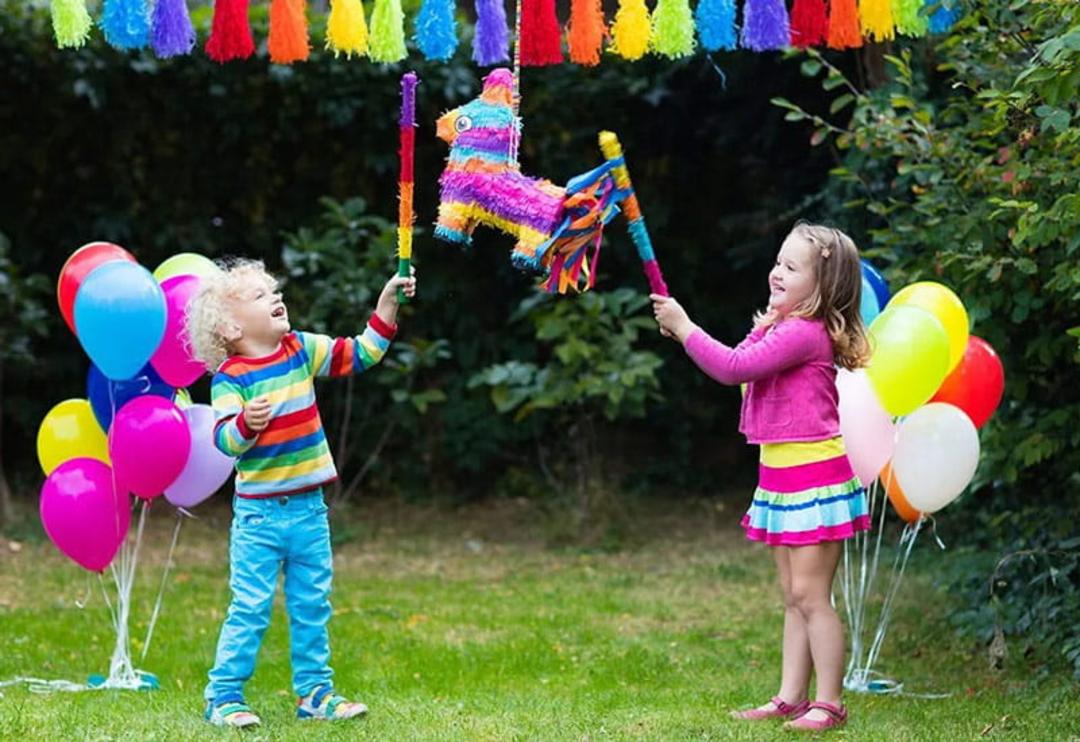 دو کودک در حال بازی در پارک در روز جهانی کودک؛ منبع عکس: FirstCry Parenting