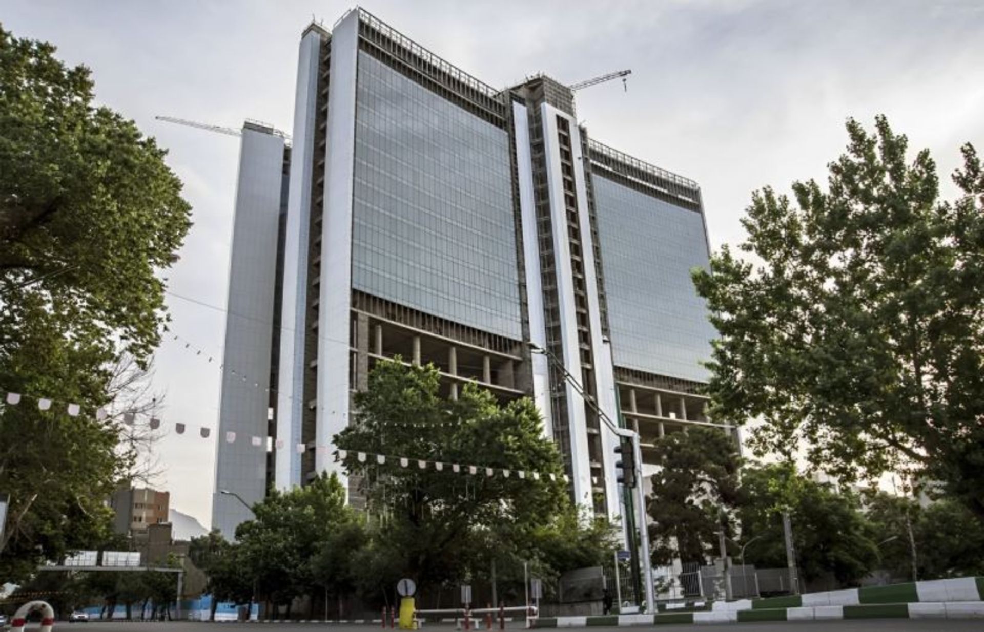 تصویر رو به روی برج باران در کنار درختان. منبع: وب سایت ونوس شیشه؛ عکاس: نامشخص