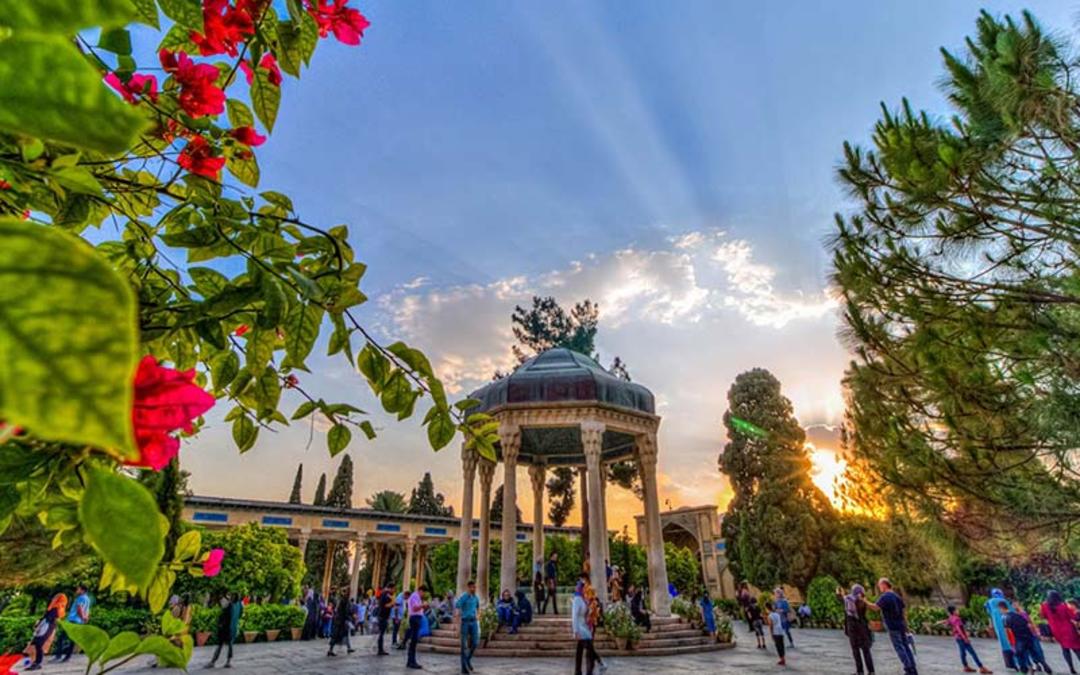 گردشگران در حافظیه شیراز