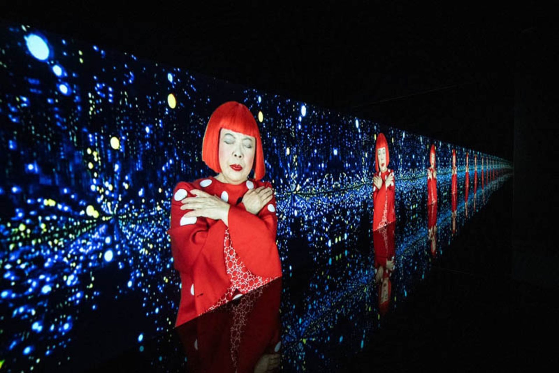 نمایش ویدئویی توسط هنرمند ژاپنی یایوئی کوساما (Yayoi Kusama ) در توکیو؛ منبع عکس: the guardian؛ نام عکاس: Philip Fong 