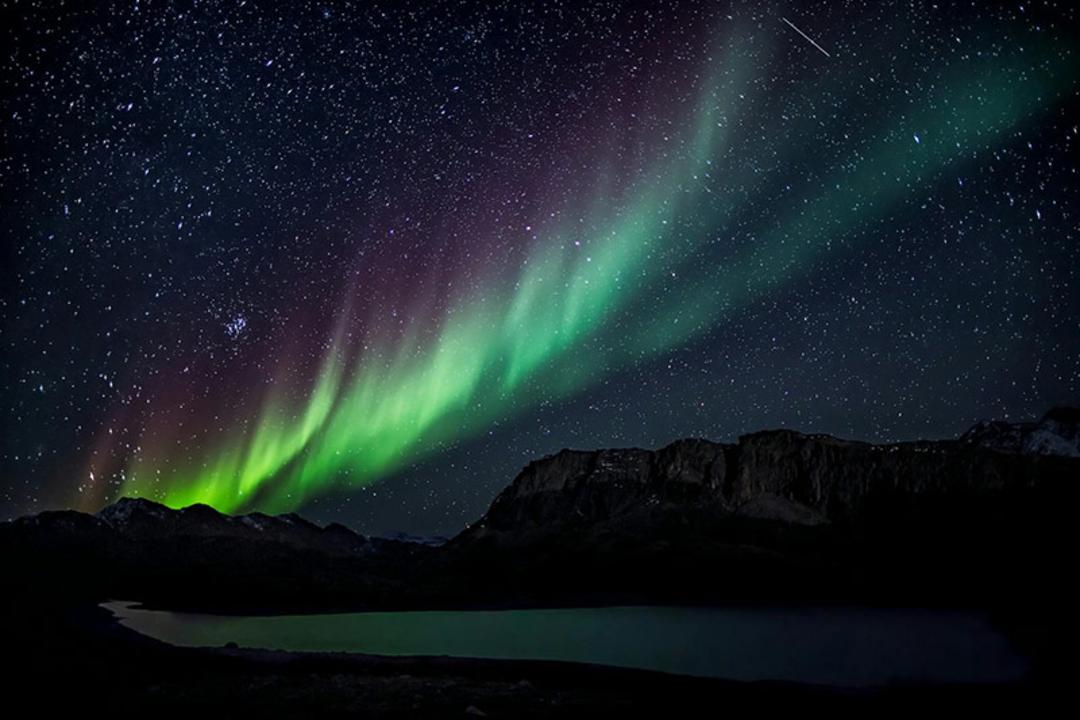 تماشای شفق قطبی در تاریکی آسمان؛ منبع عکس: pexels.com؛ عکاس: Visit Greenland