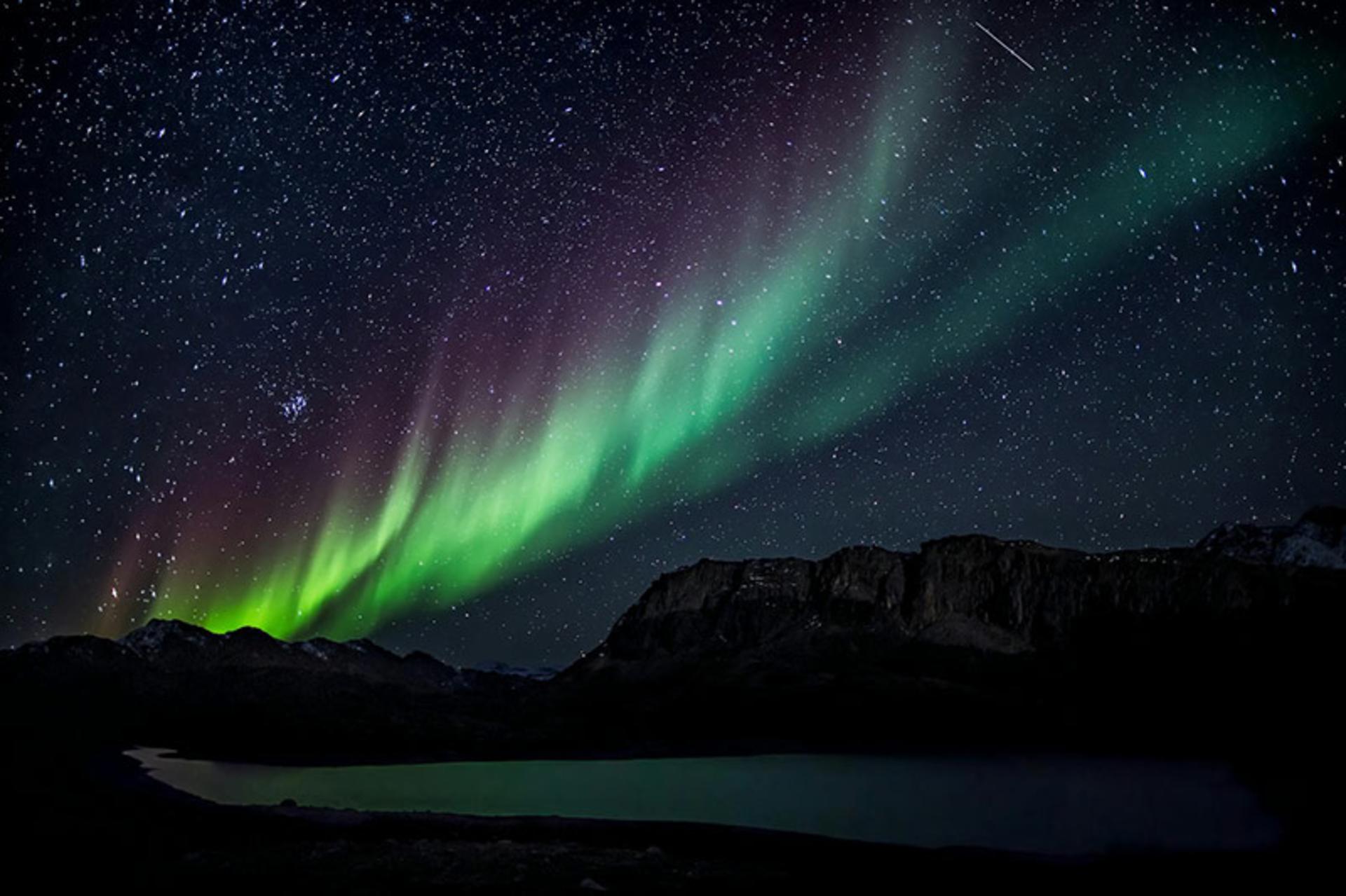 تماشای شفق قطبی در تاریکی آسمان؛ منبع عکس: pexels.com؛ عکاس: Visit Greenland