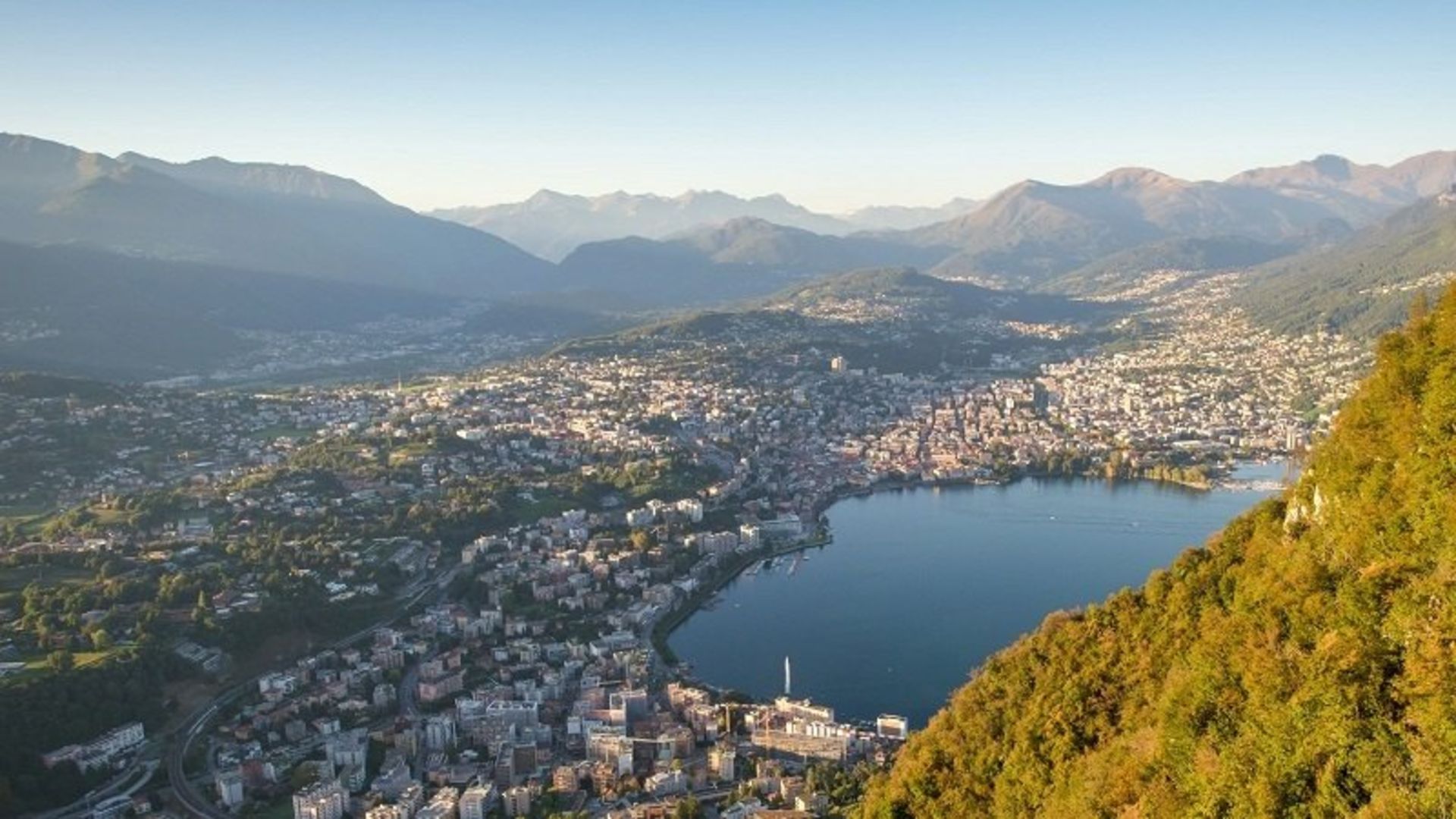عکس هوایی از شهر لوگانوی سوییس در پاییز؛ منبع عکس وب سایت Switzerland Tourism. عکاس نامشخص