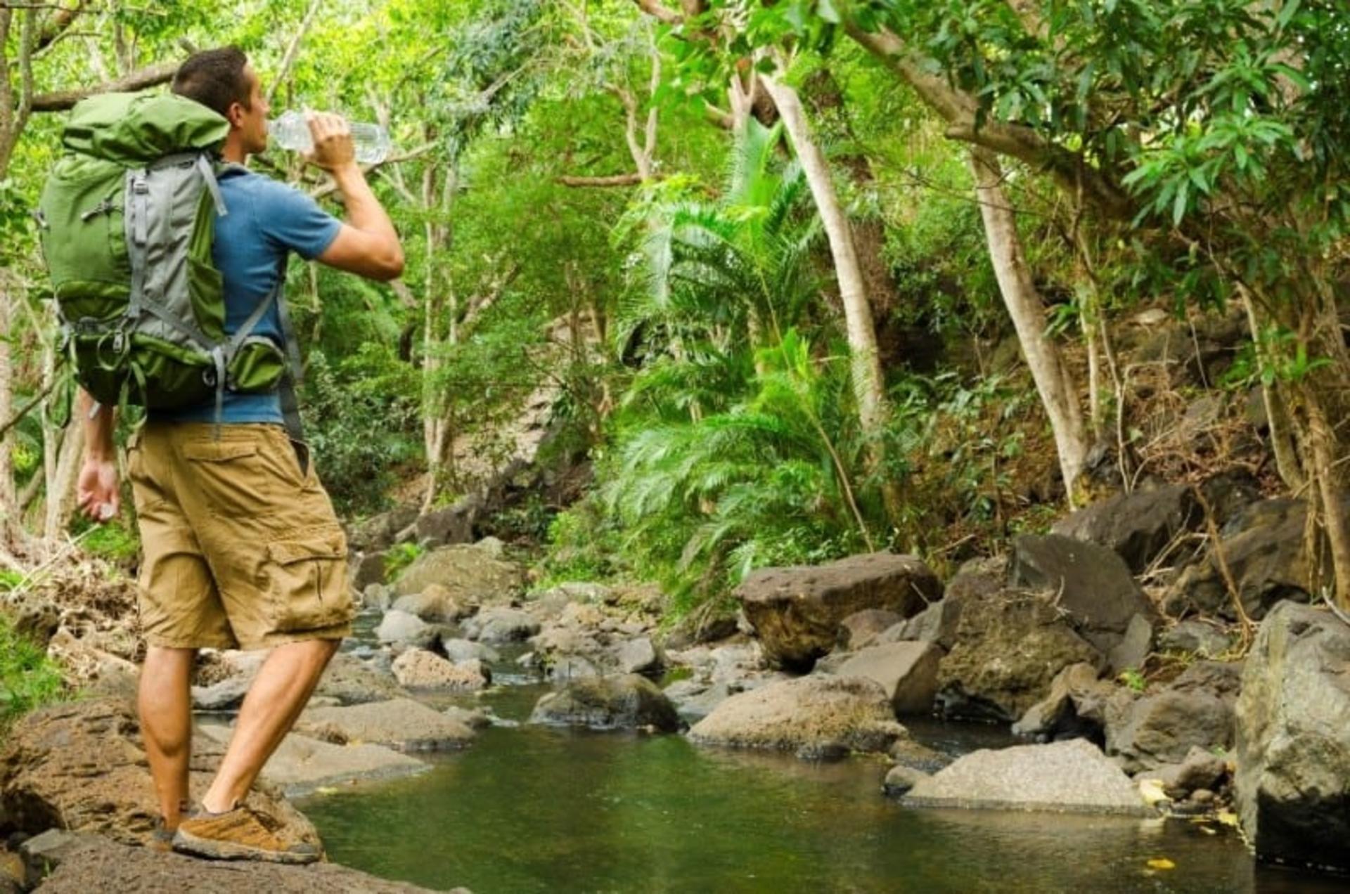 نوشیدن آب کافی هنگام طبیعت گردی؛ منبع عکس: americanhiking.org. عکاس: نامشخص