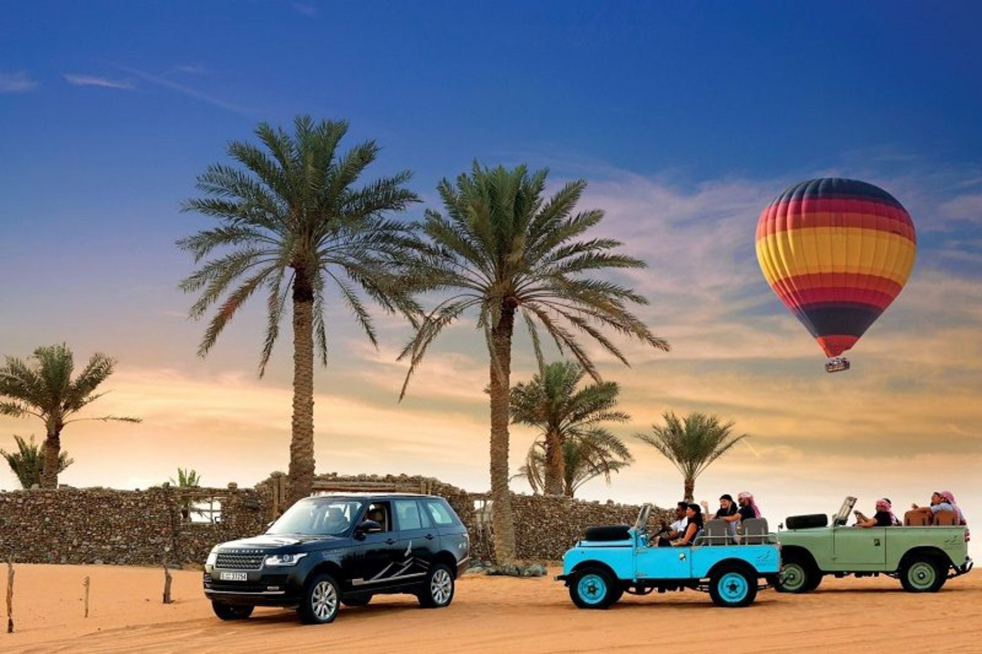 سافاری و بالن سواری در دبی؛ منبع عکس: وب سایت: Urban Desert Travel & Tours. عکاس نامشخص