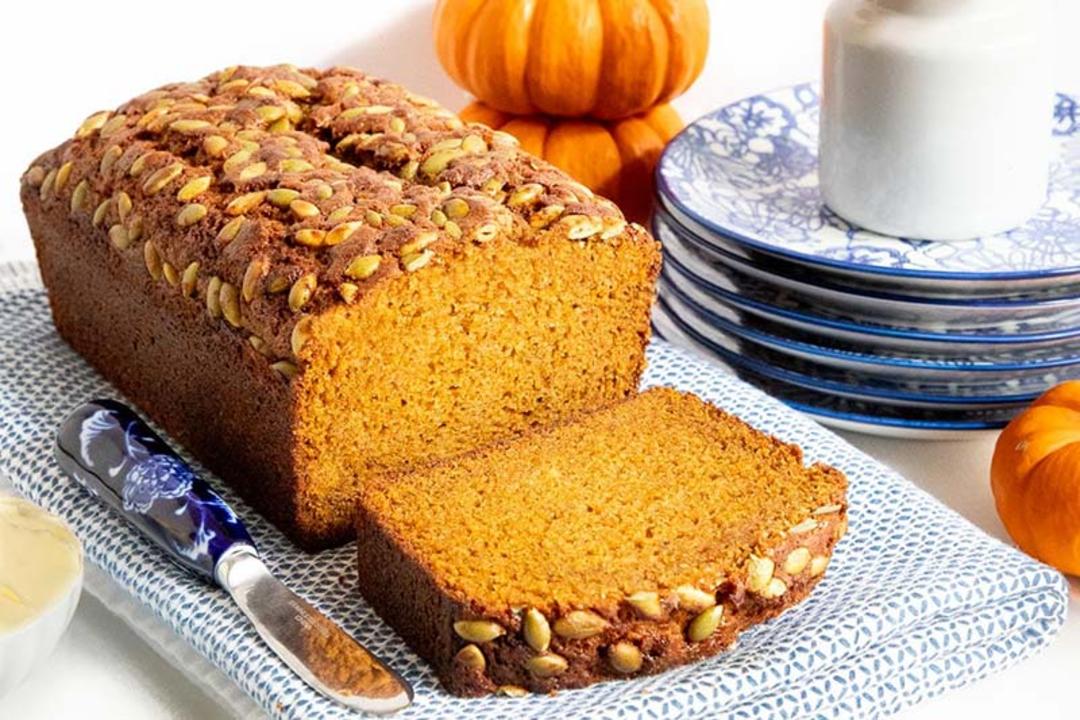 نان کدوتنبل با پوشش مغز تخم کدو؛ منبع عکس: thecafesucrefarine.com؛ عکاس: نامشخص