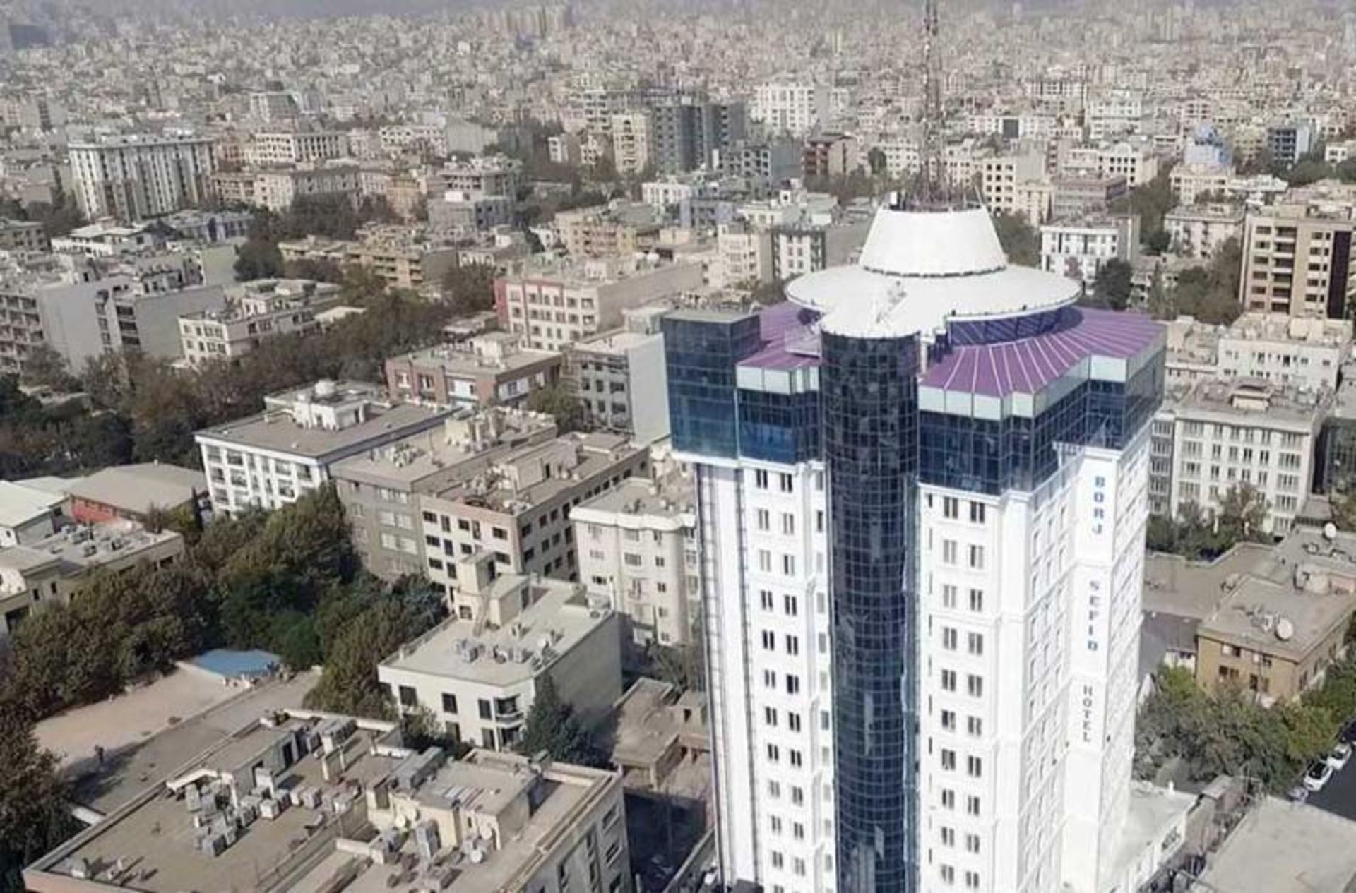 نمای بیرونی ساختمان برج سفید. منبع: وب سایت فانزی؛ عکاس: نامشخص