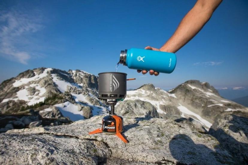 جوش آوردن آب به کمک سرشعله های سفری؛ منبع عکس: وب سایت Valhalla Pure Outfitters. عکاس: نامشخص