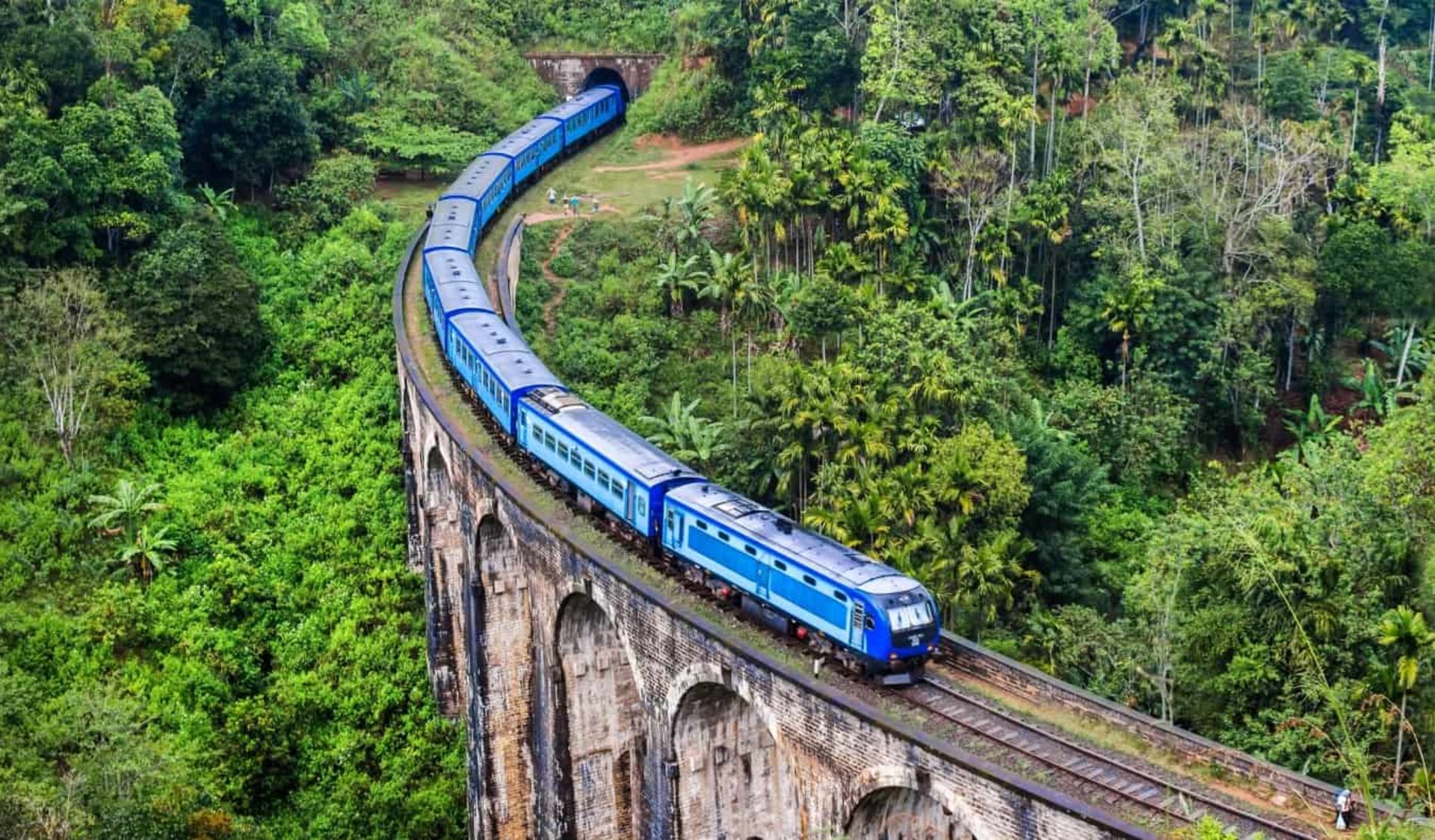 قطار در سریلانکا؛ منبع عکس: سایت nomadicmatt.com. عکاس: نامشخص