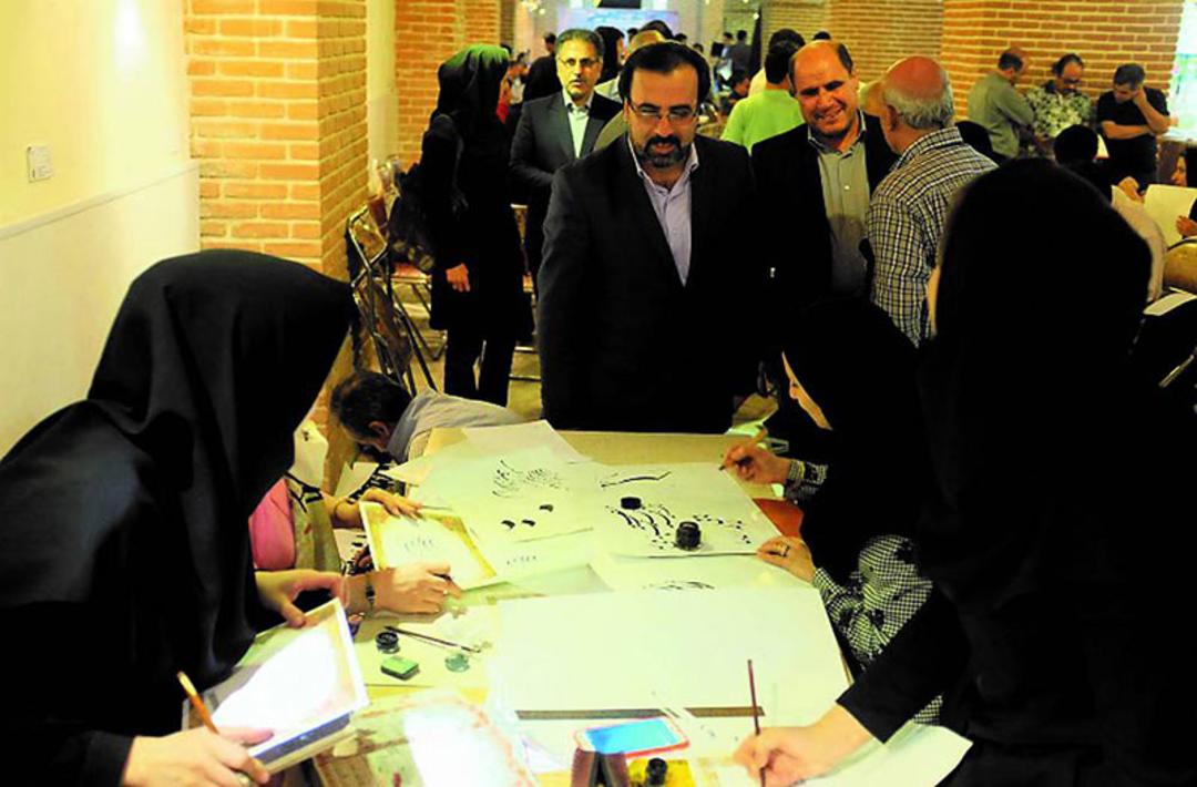 برگزاری کارگاه های آموزش خوشنویسی؛ منبع عکس: ich.unesco.org؛ عکاس: نامشخص