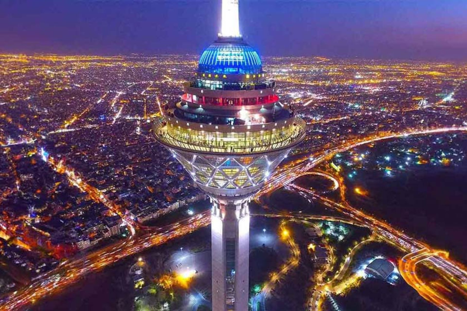 نمایی از برج میلاد در شب. منبع: وب سایت مای سفر؛ عکاس: نامشخص