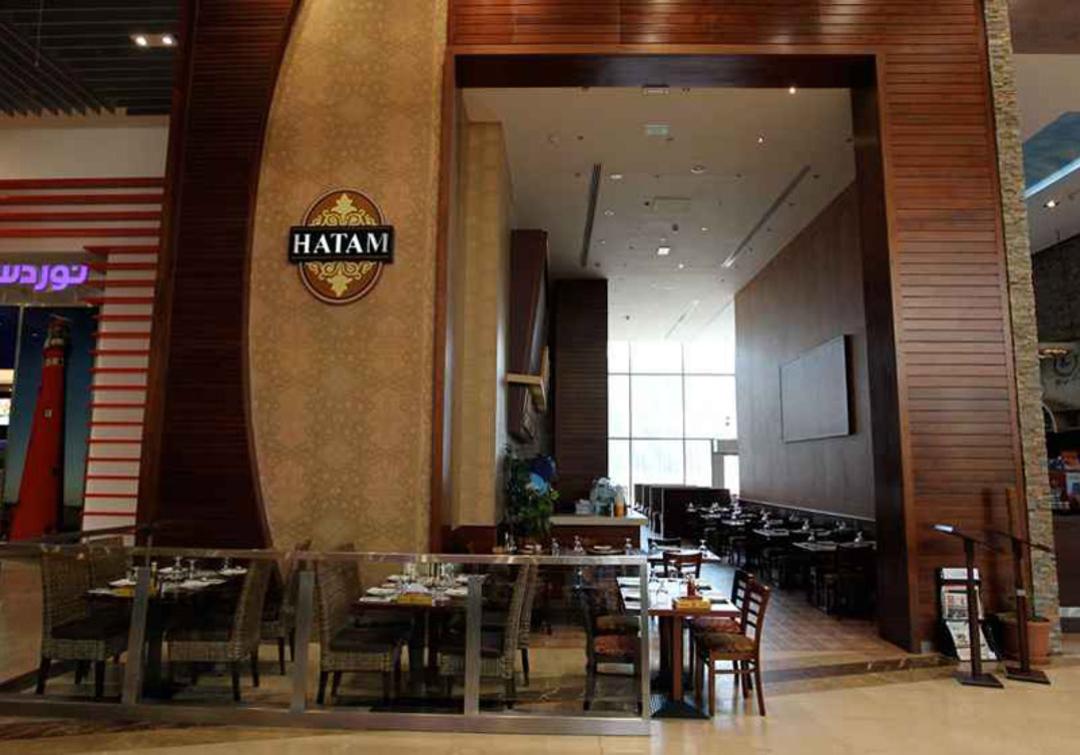 میز و صندلی های رستوران حاتم دبی شعبه دبی مال؛ منبع عکس: MenuPages.ae