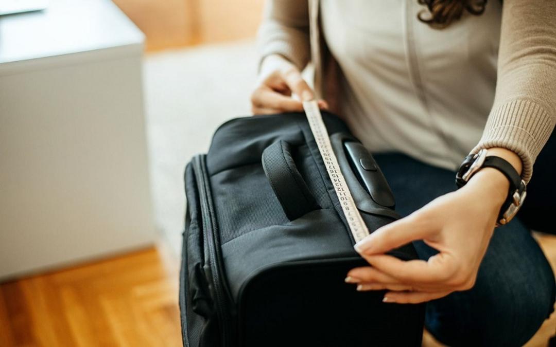 اندازه گیری چمدان کابین سایز؛ منبع عکس: وب سایت Travel + Leisure. عکاس: نامشخص