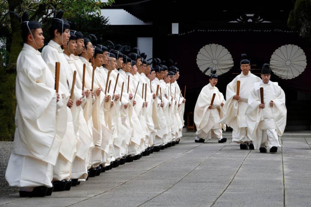 کشیشان شینتو در مراسم تطهیر در فستیوال سه روزه پاییزی در معبد یاسوکونی (Yasukuni) توکیو؛ منبع عکس: the guardian؛ نام عکاس: Franck Robichon