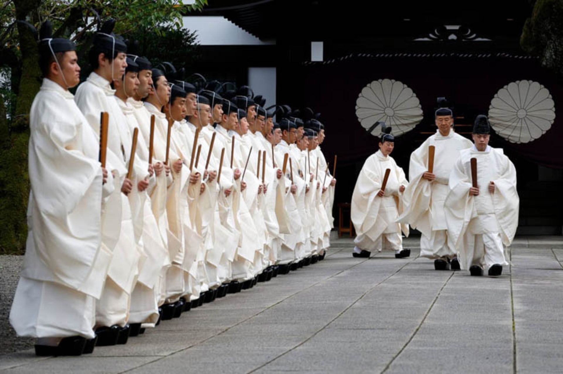 کشیشان شینتو در مراسم تطهیر در فستیوال سه روزه پاییزی در معبد یاسوکونی (Yasukuni) توکیو؛ منبع عکس: the guardian؛ نام عکاس: Franck Robichon