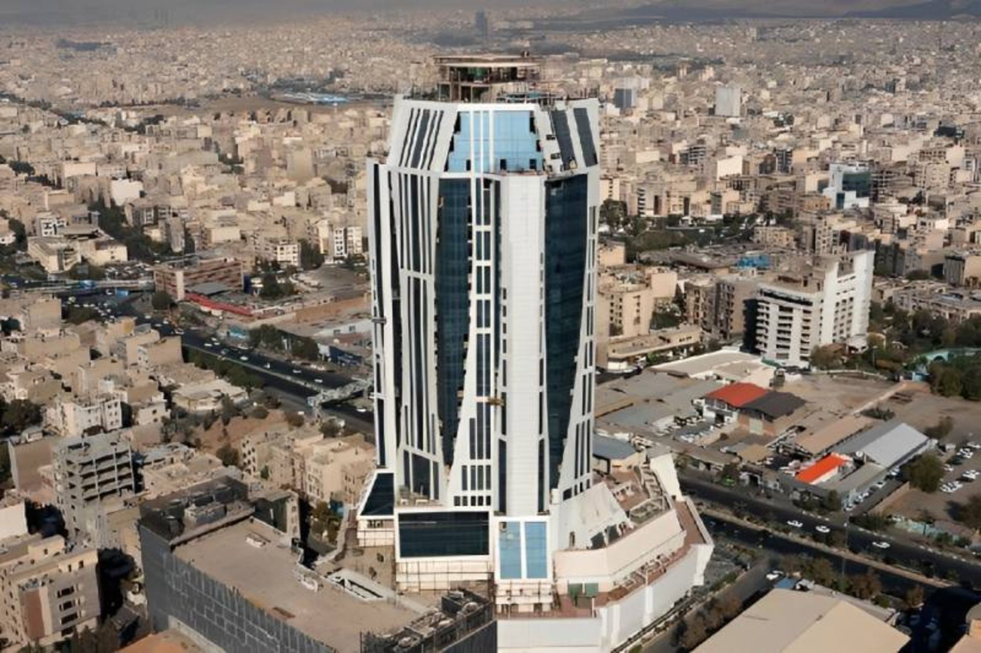 برج آناهید و فضای اطراف. منبع: وب سایت باراست. عکاس: نامشخص