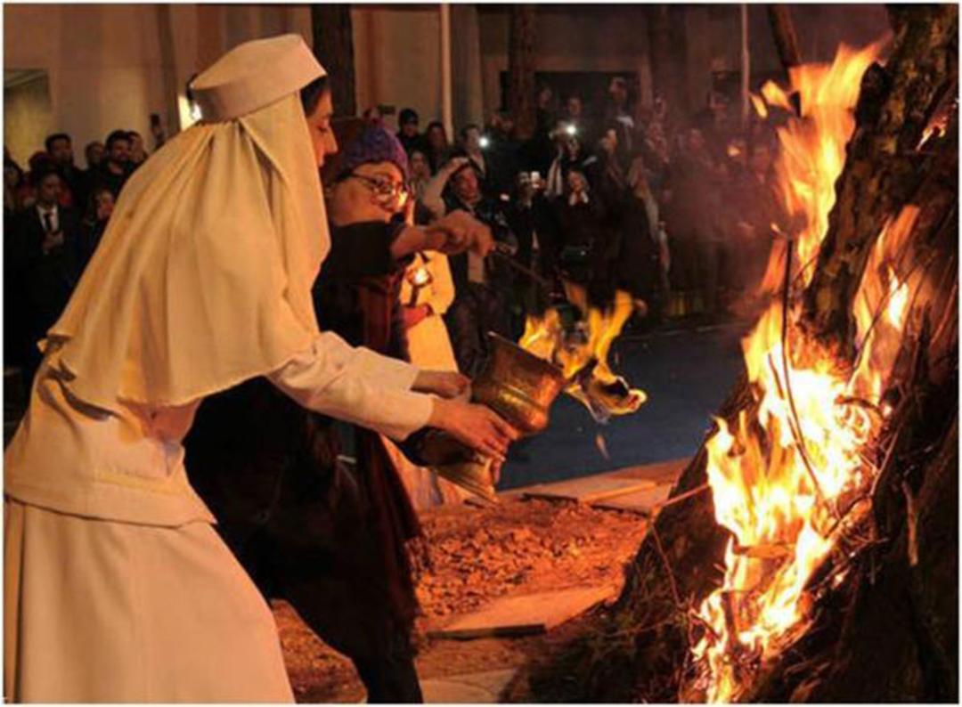 ایجاد آتش برای جشن آذرگان؛ منبع عکس: talab.org؛ عکاس: نامشخص