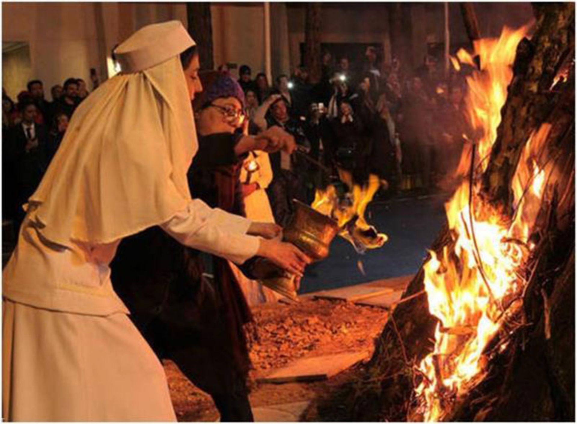 ایجاد آتش برای جشن آذرگان؛ منبع عکس: talab.org؛ عکاس: نامشخص