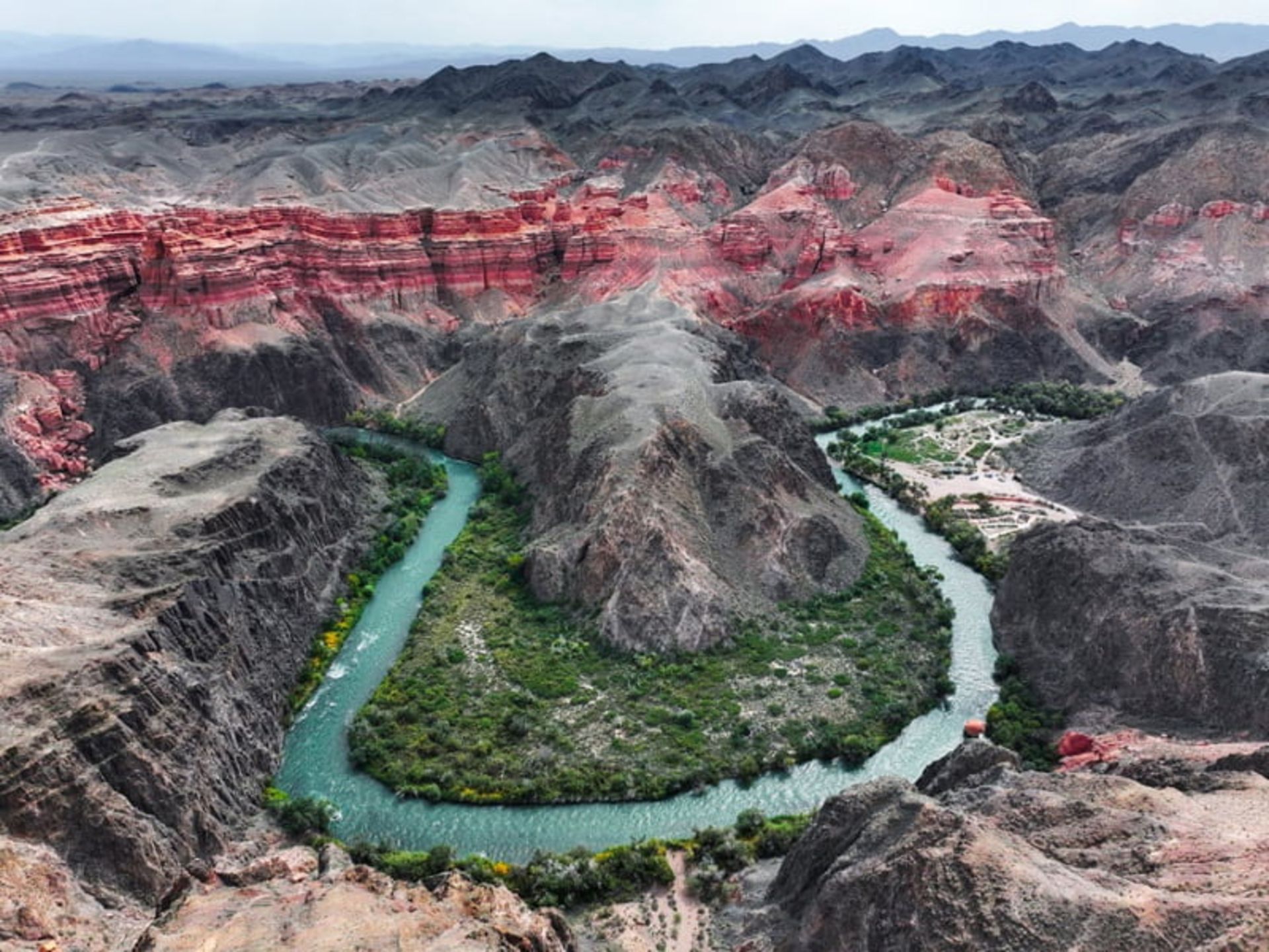 عکس هوایی تنگه چارین ‏یا چارین کانیون ‎(Sharyn Canyon)‎ در شرق قزاقستان 