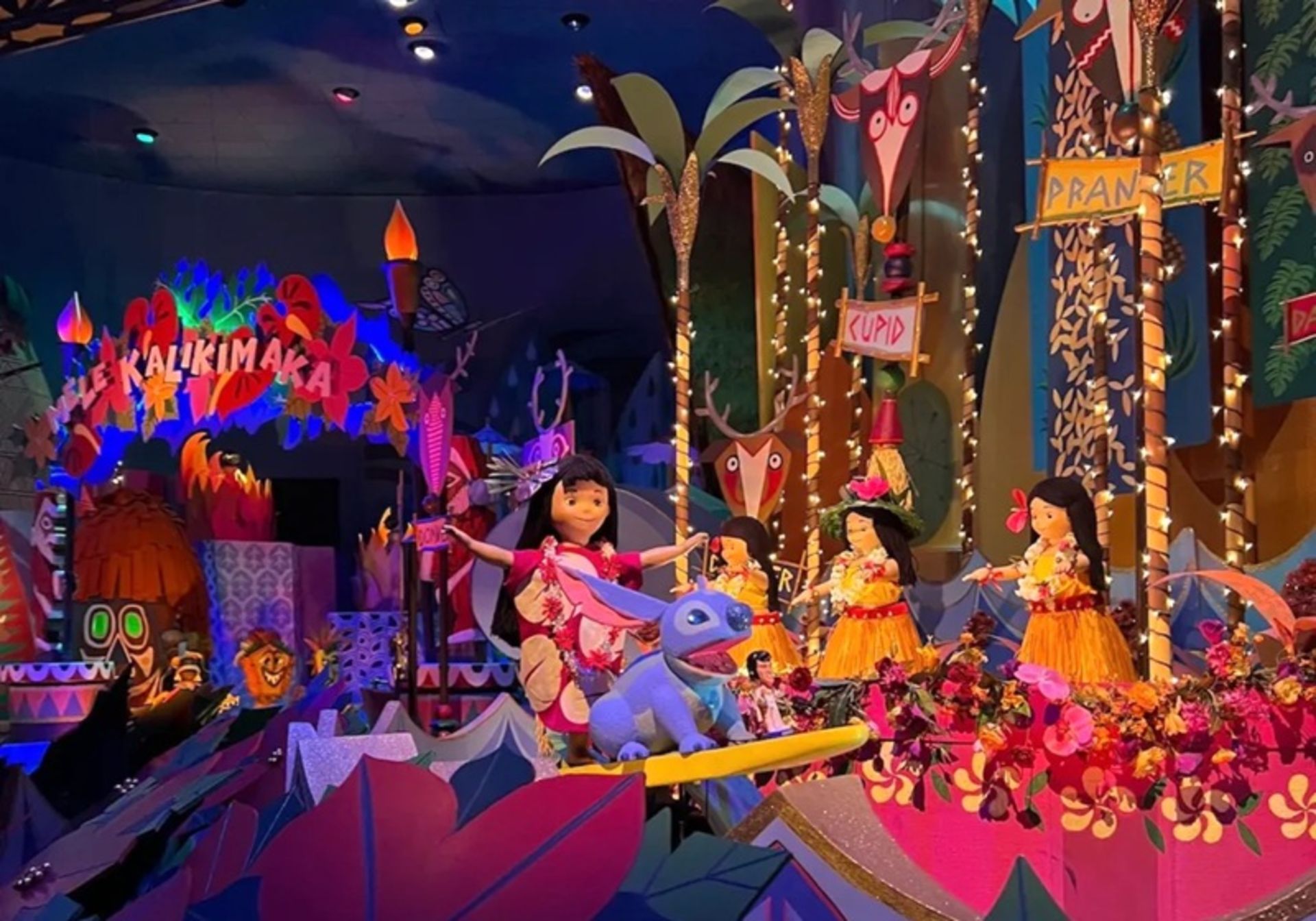 دنیا کوچک است در دیزنی لند