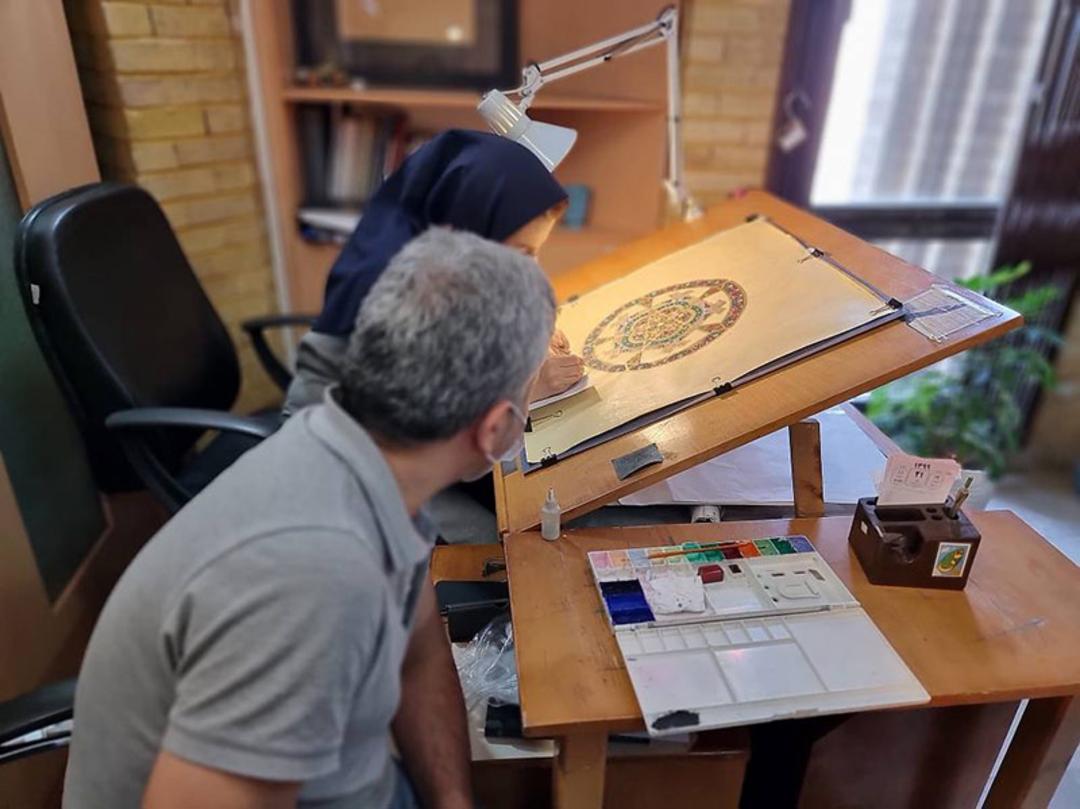 آموزش هنر تذهیب به کارآموز؛ منبع عکس: ich.unesco.org؛ عکاس: سمیرا عزیزی مطلق