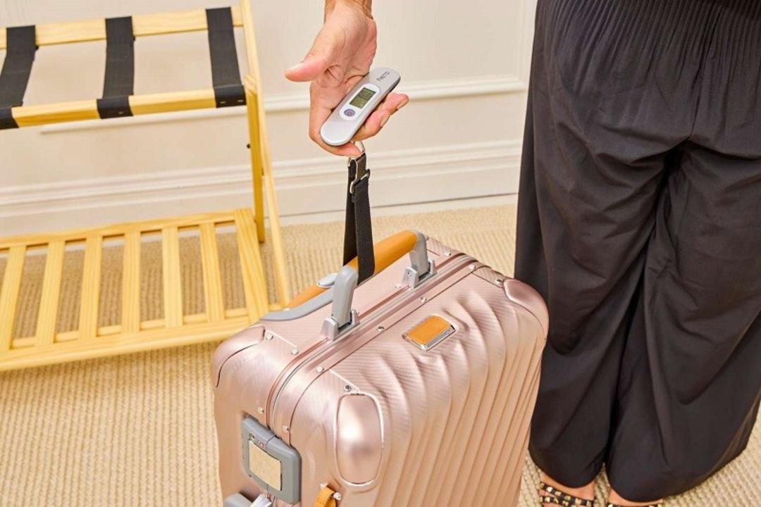 وزن کشی چمدان کابین سایز؛ منبع عکس: وب سایت Travel + Leisure. عکاس: نامشخص