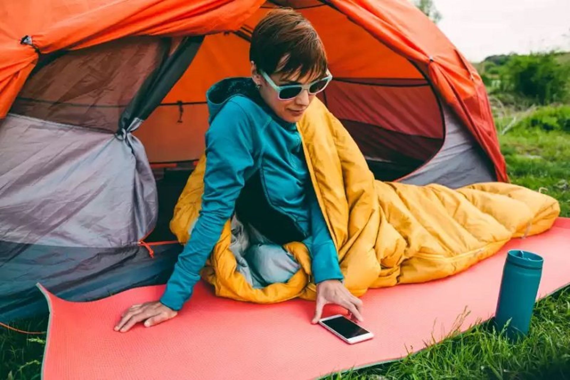 استفاده از زیرانداز زیر کیسه خواب؛ منبع عکس: وب سایتcamping.org. عکاس: نامشخص