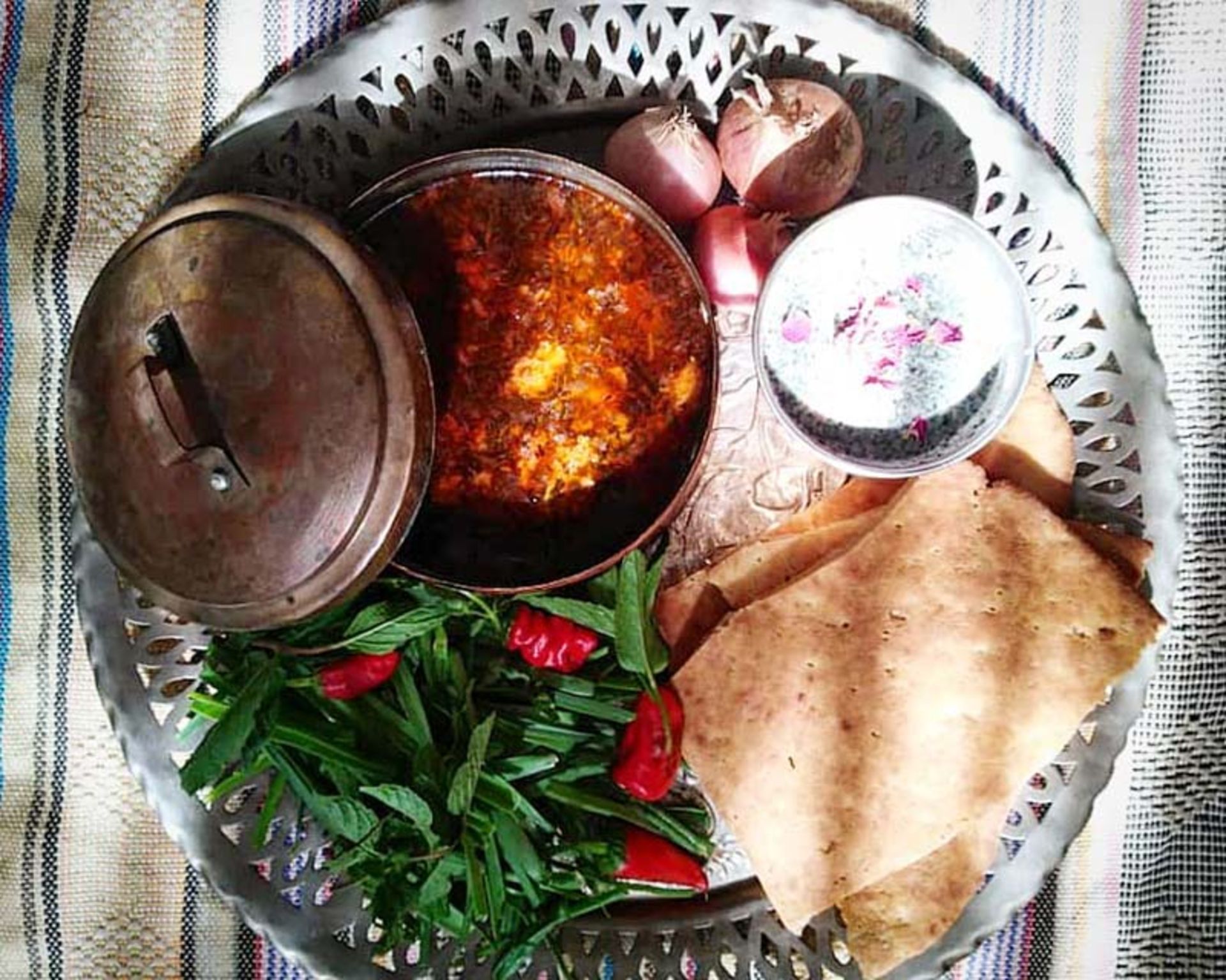 آبگوشت متنجنه با سبزی خوردن و پیاز؛ م