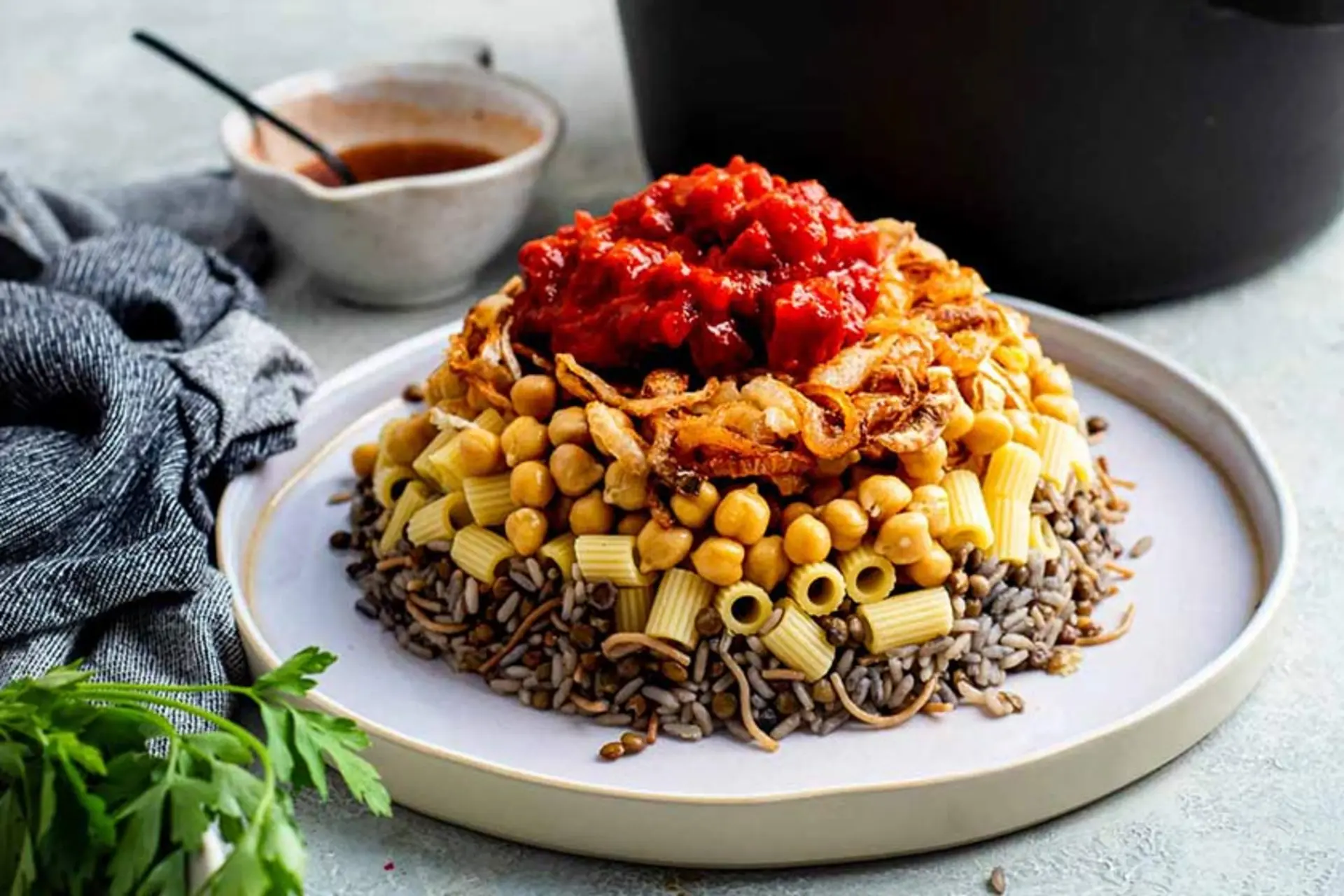 کوشاری مصری با سس گوجه فرنگی
