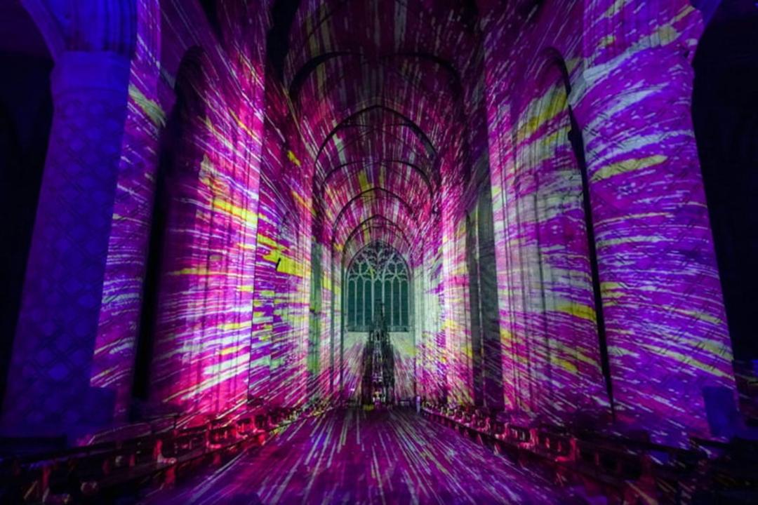 نمایش  اثر هنری به نام Space توسط گروه Luxmuralis بر روی دیوارهای داخلی کلیسای جامع دورهام (Durham Cathedral) در انگلستان