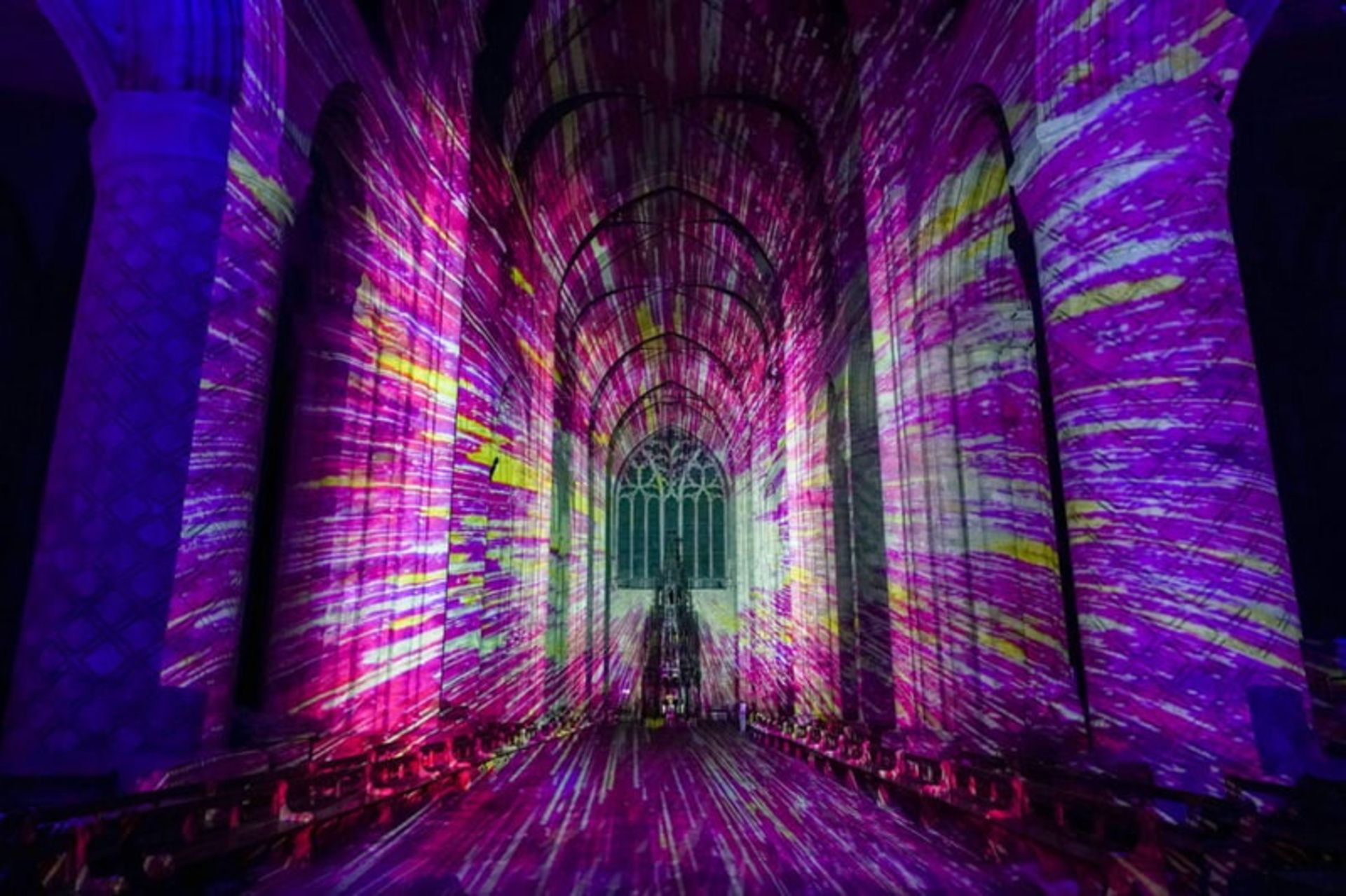 نمایش  اثر هنری به نام Space توسط گروه Luxmuralis بر روی دیوارهای داخلی کلیسای جامع دورهام (Durham Cathedral) در انگلستان
