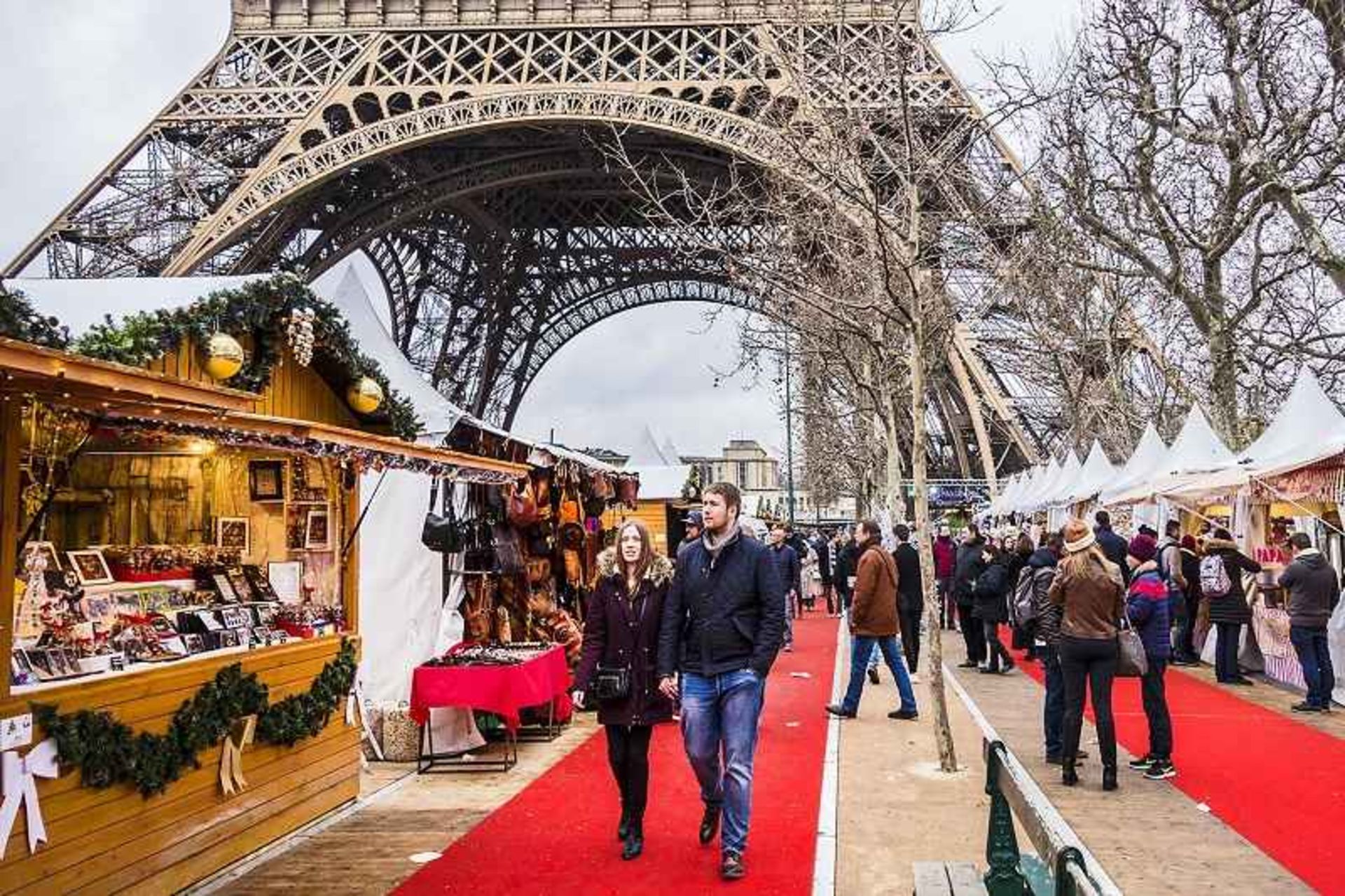 فستیوال کریسمس در پاریس؛ منبع عکس وب سایت Fodors Travel Guide. عکاس نامشخص