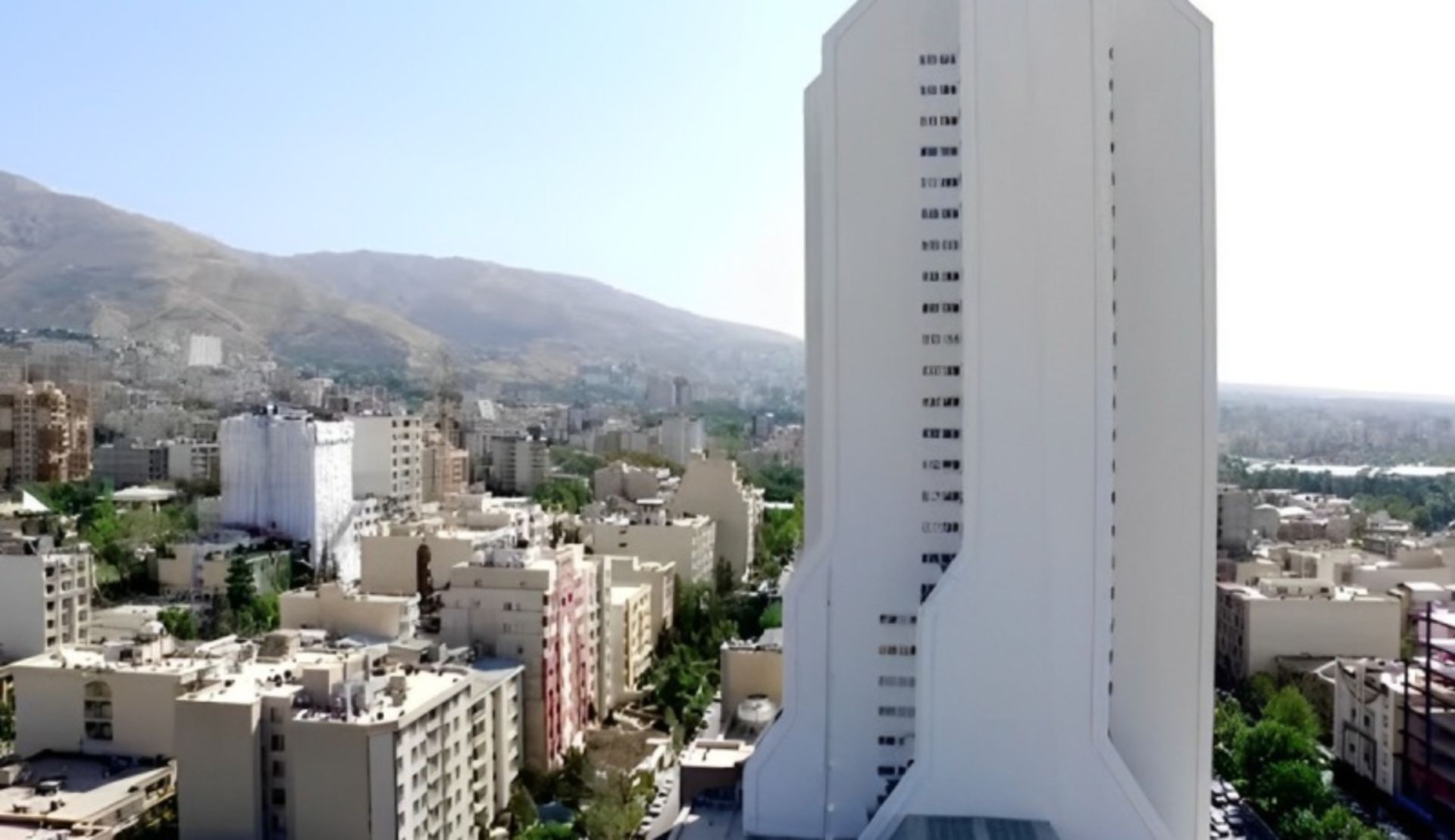 نمایی از برج آسمان و ساختمان های اطراف آن. منبع: وب سایت هادی کریمی؛ عکاس: نامشخص