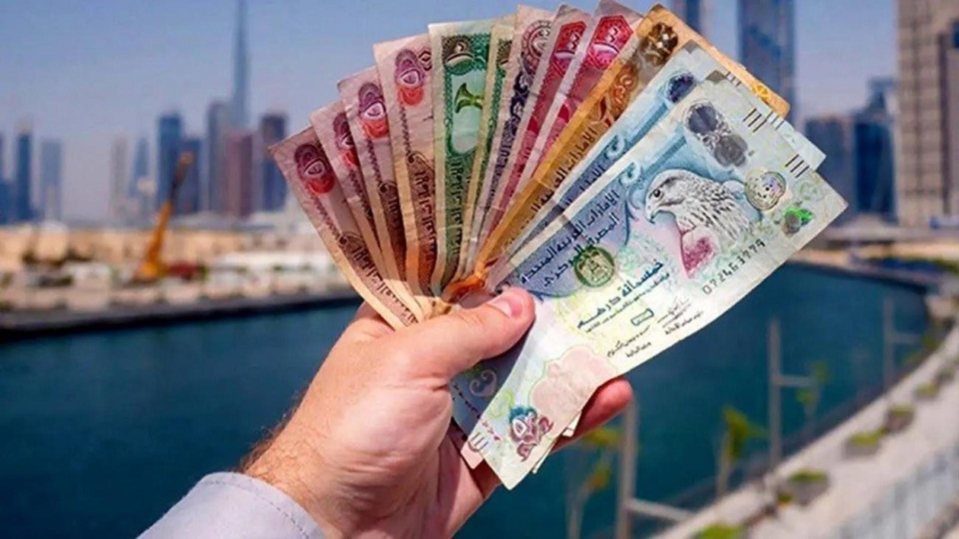 اسکناس های درهم دبی؛ منبع عکس: وب سایت اقتصاد ۱۰۰. عکاس: نامشخص