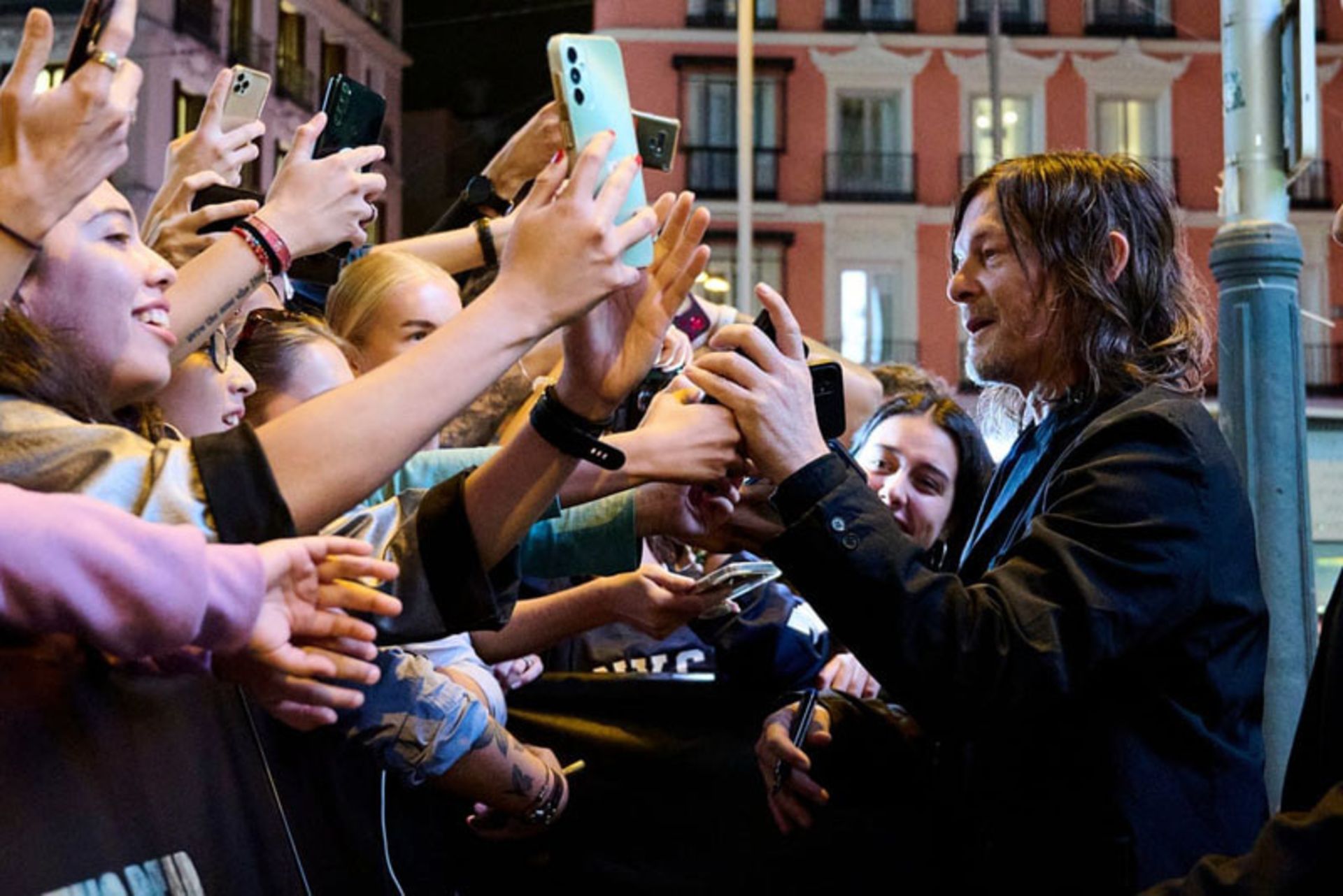 نورمن ریدس (Norman Reedus) بازیگر آمریکایی در میان هوادارانش در مادرید، اسپانیا